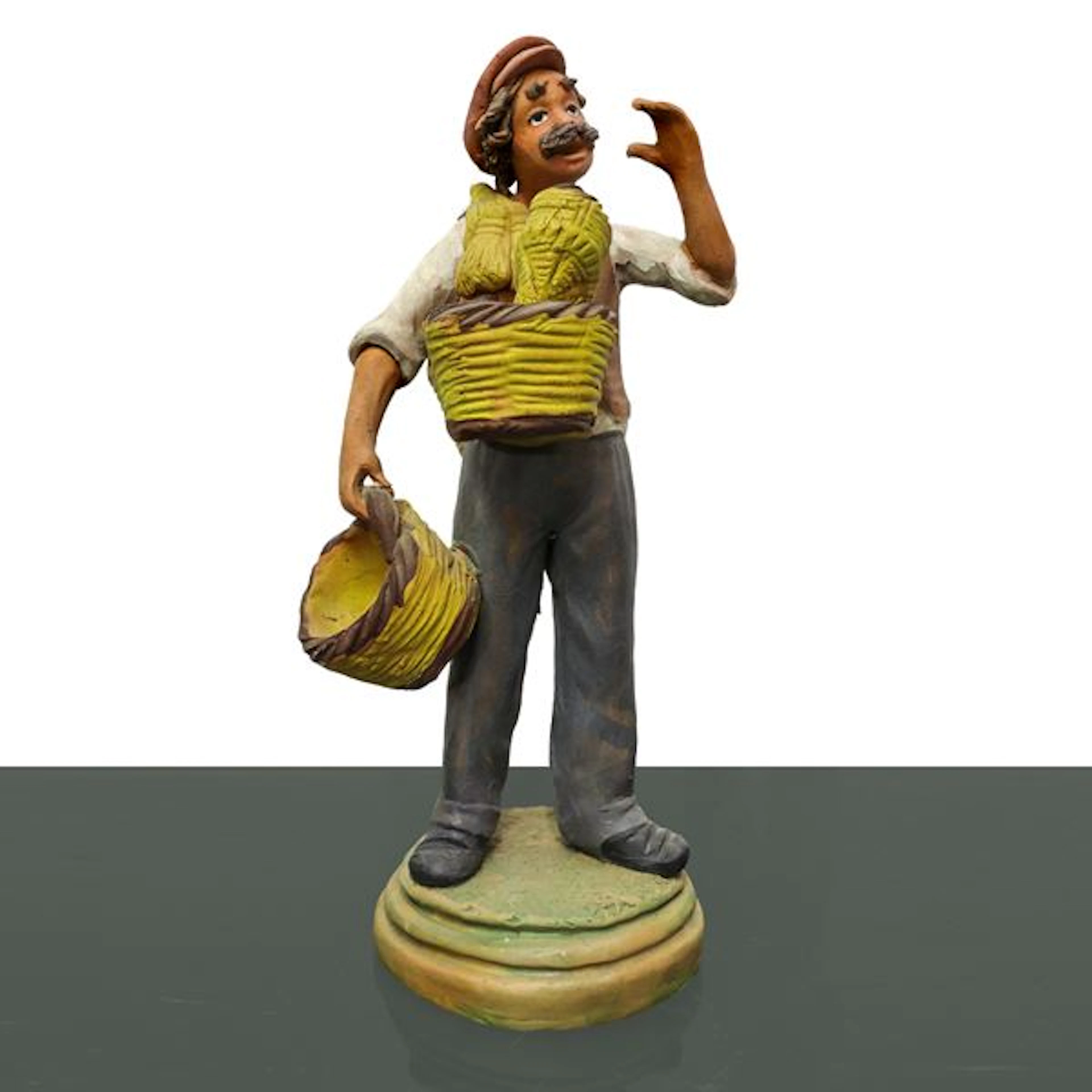 Tre statuine in terracotta di Caltagirone Uomo con formaggi, venditore