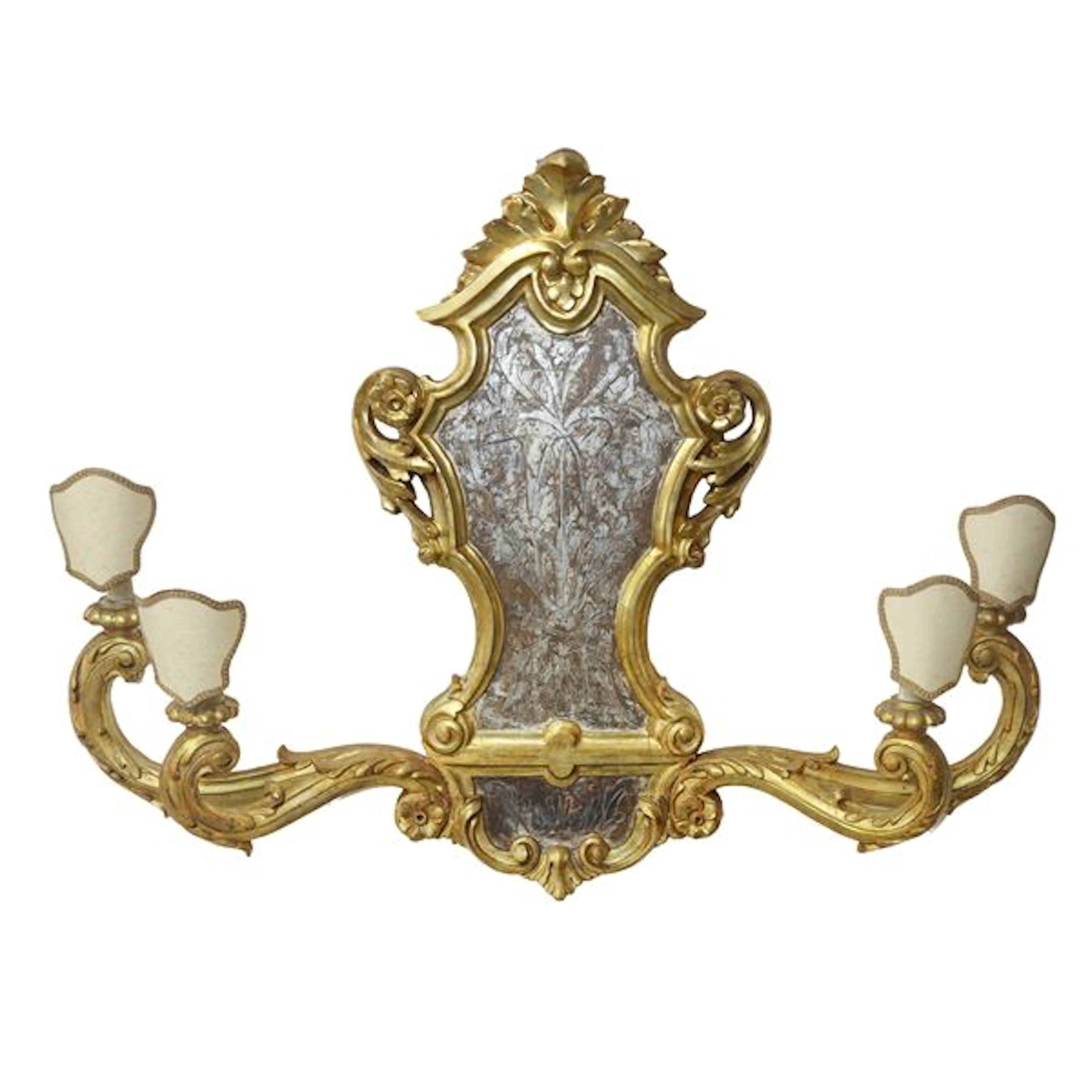 Grande fregio con bracci e candele in legno dorato, al centro foglia