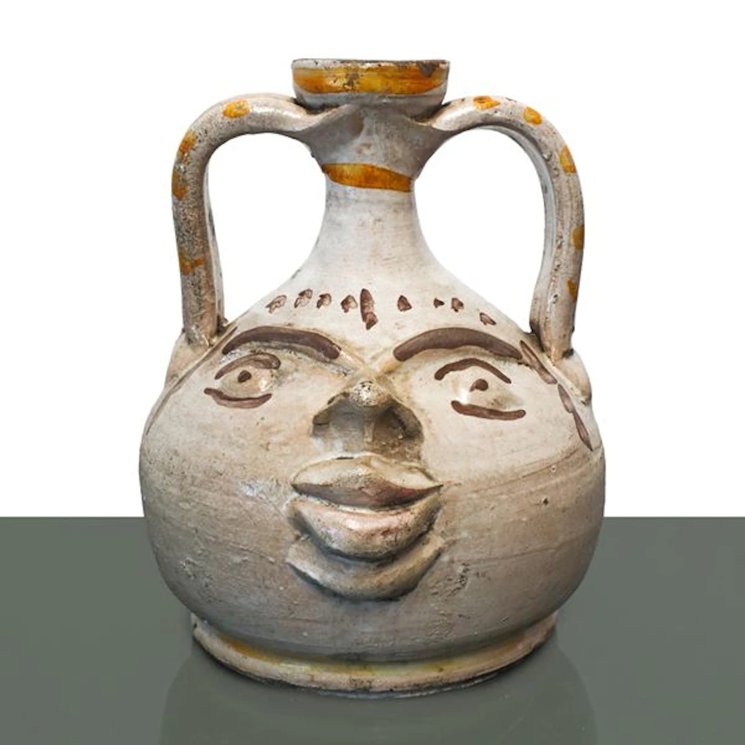 Brocca in maiolica di Caltagirone dalle fattezze antropomorfe decorata