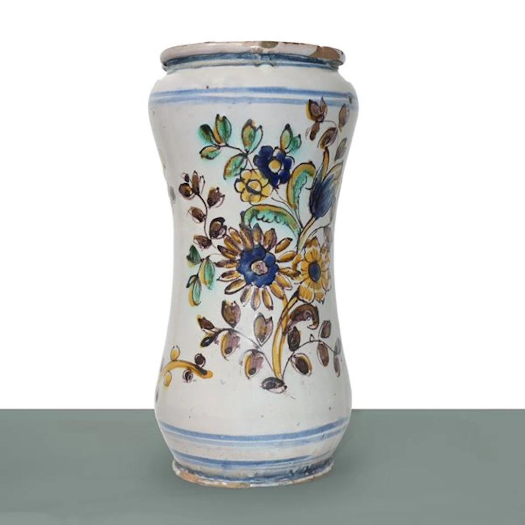 Albarello in maiolica policroma di Caltagirone decorato a motivi floreali