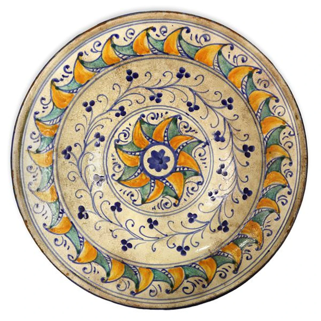 Piatto in maiolica dipinto policromo su tutto il fronte
