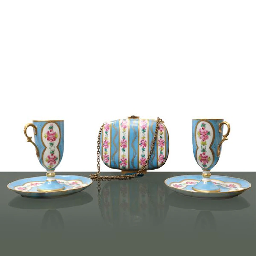 Gruppo in porcellana di Limoges blu con decori floreali composto da