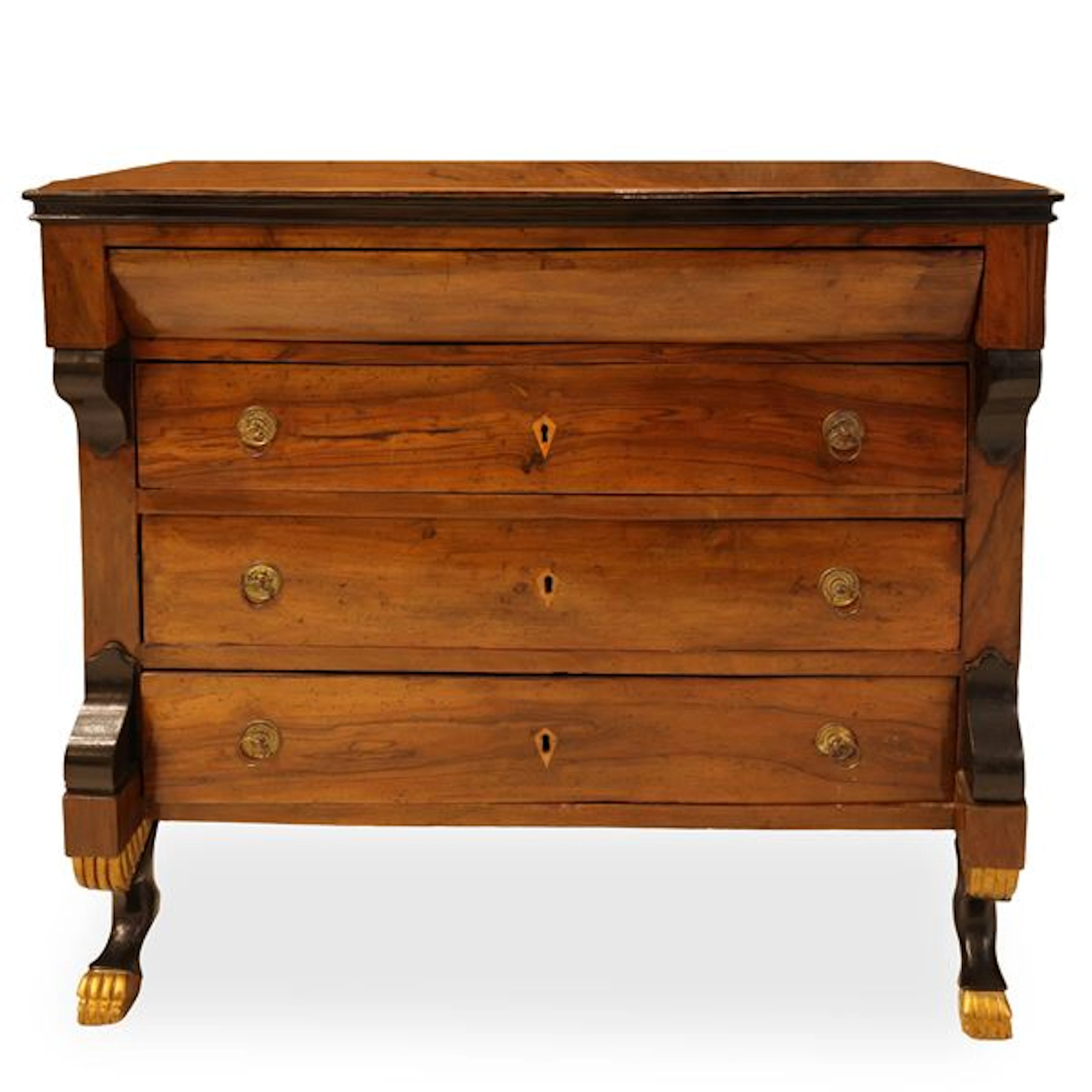 Cassettone Impero a tre cassetti, piedi caprini in legno di noce decorati