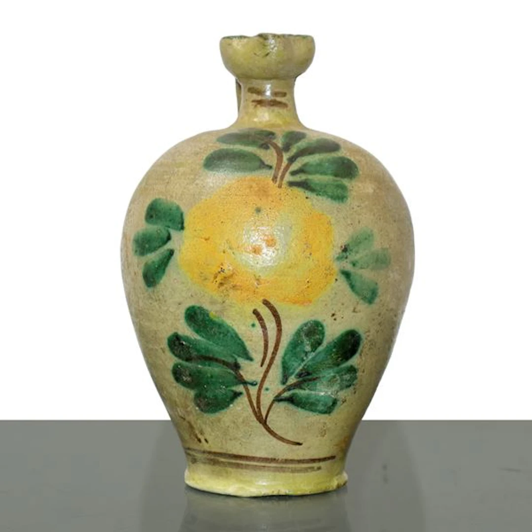 Piccolo bummulo in maiolica di Caltagirone con fiore policromo al fronte