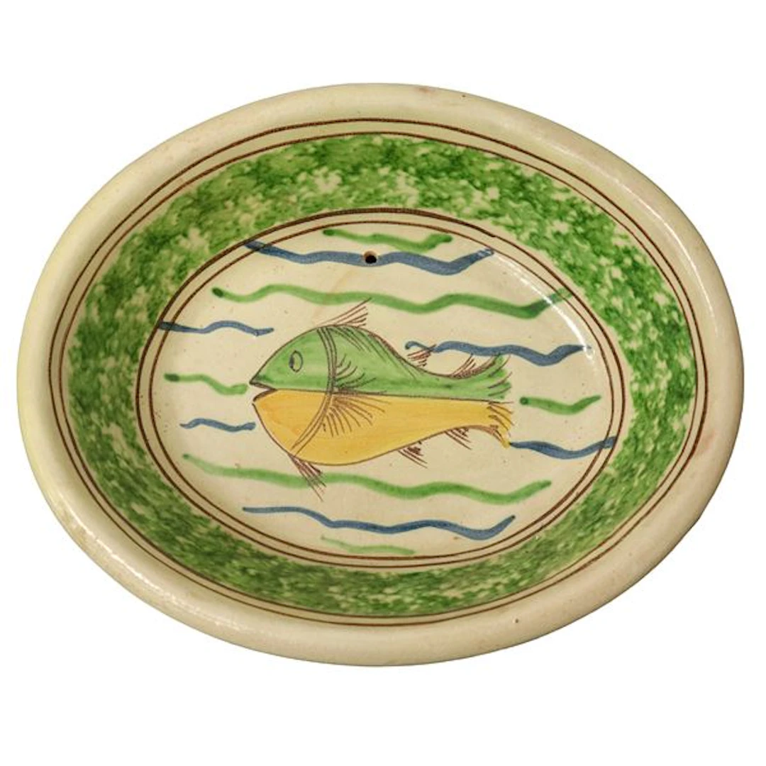 Terrina in maiolica di Caltagirone con pesce dipinto al centro e decoro