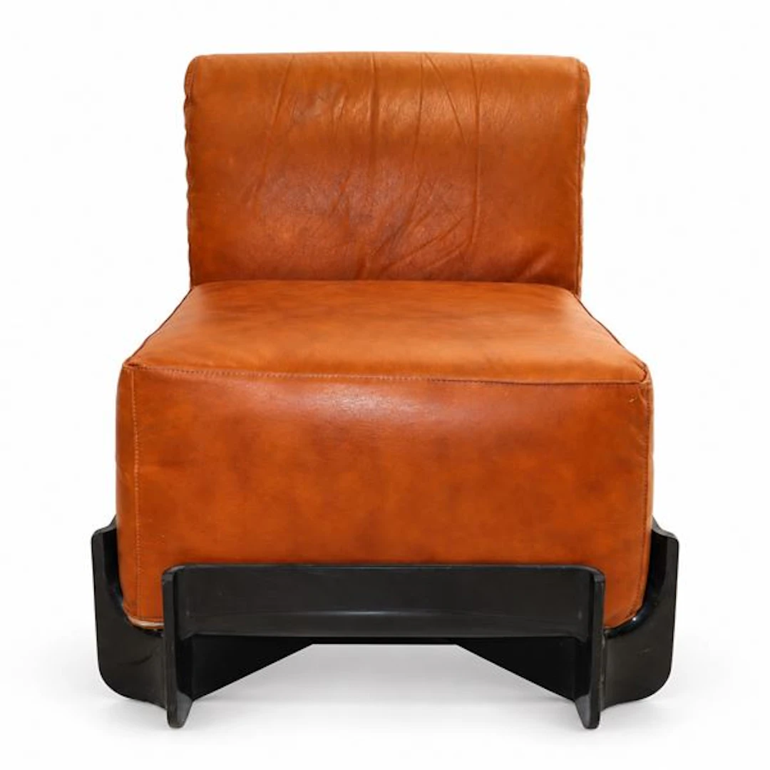 Poltrona Duna 1P con seduta imbottita in pelle color cognac e struttura