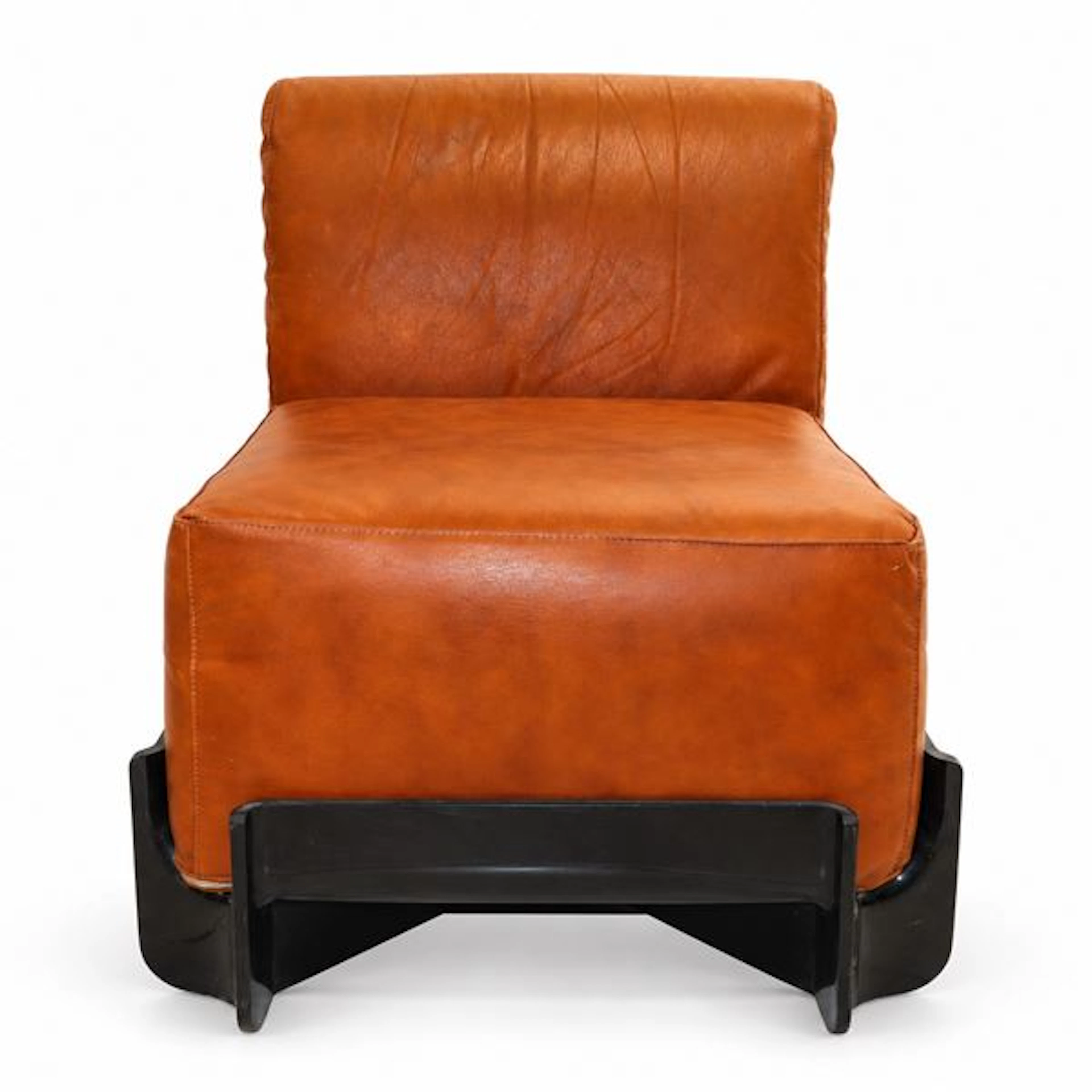 Poltrona Duna 1P con seduta imbottita in pelle color cognac e struttura