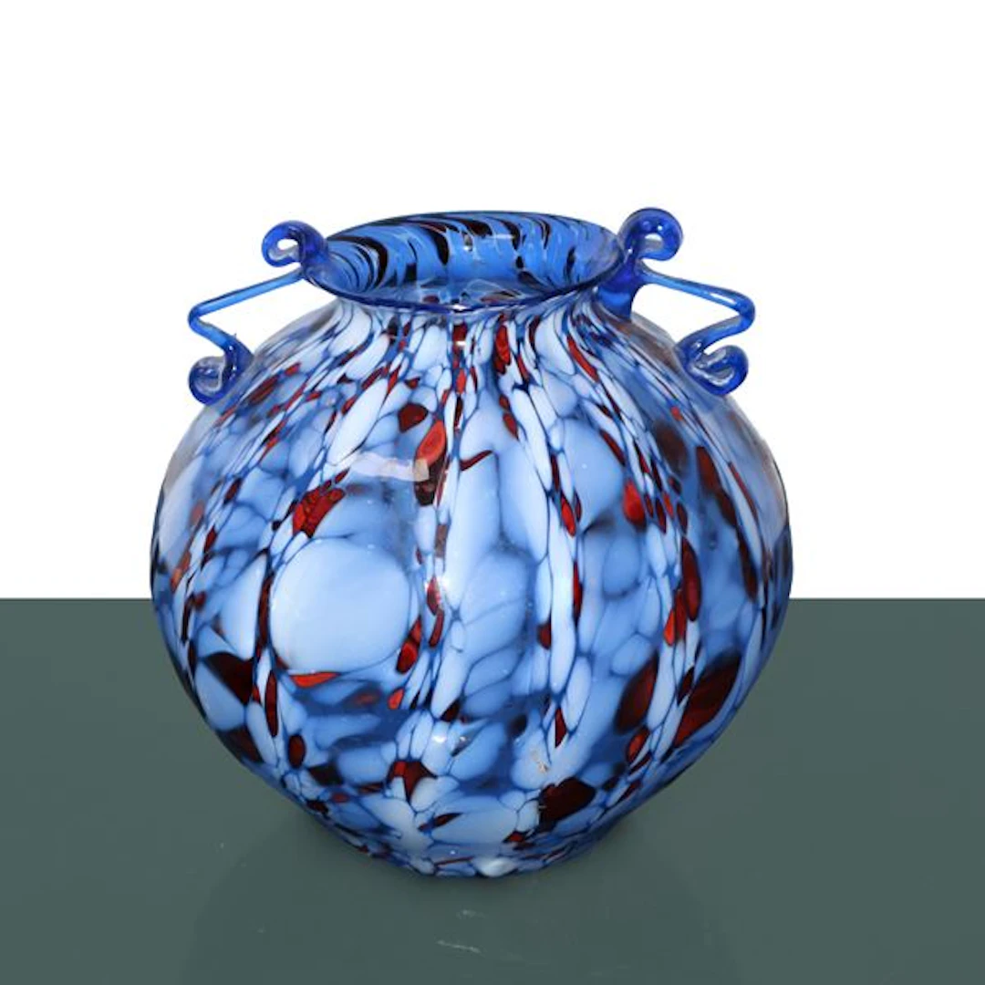 Vaso biansato policromo blu, rosso e bianco in vetro di Murano, prima