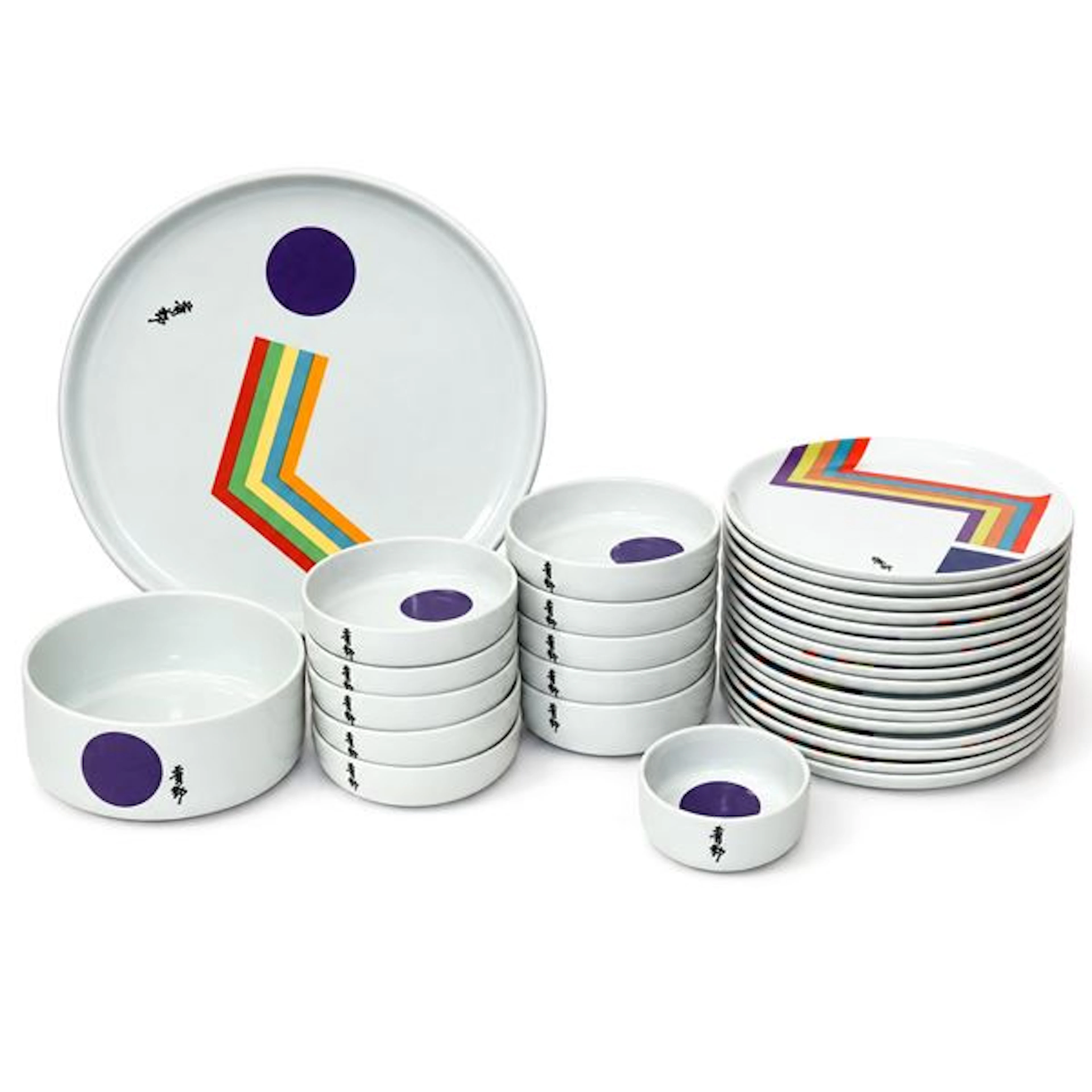Gruppo di piatti in ceramica bianca con disegno geometrico policromo