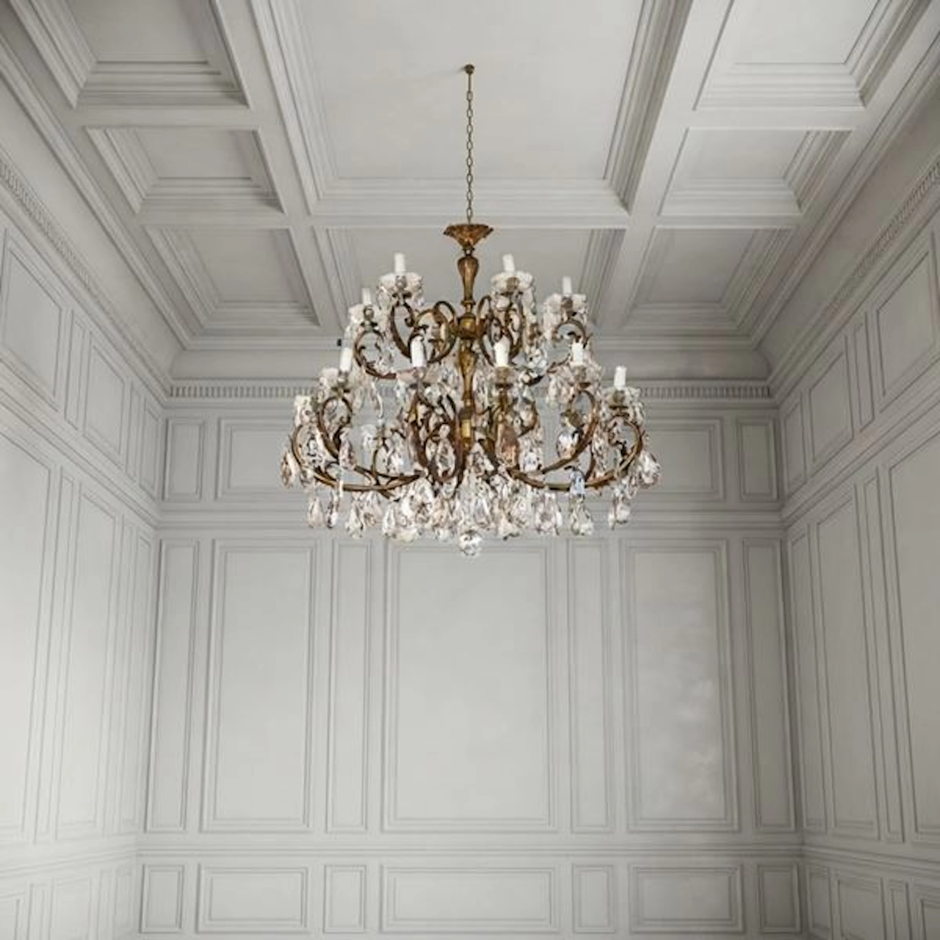 Lampadario 18 luci in metallo dorato e brindoli, XX secolo