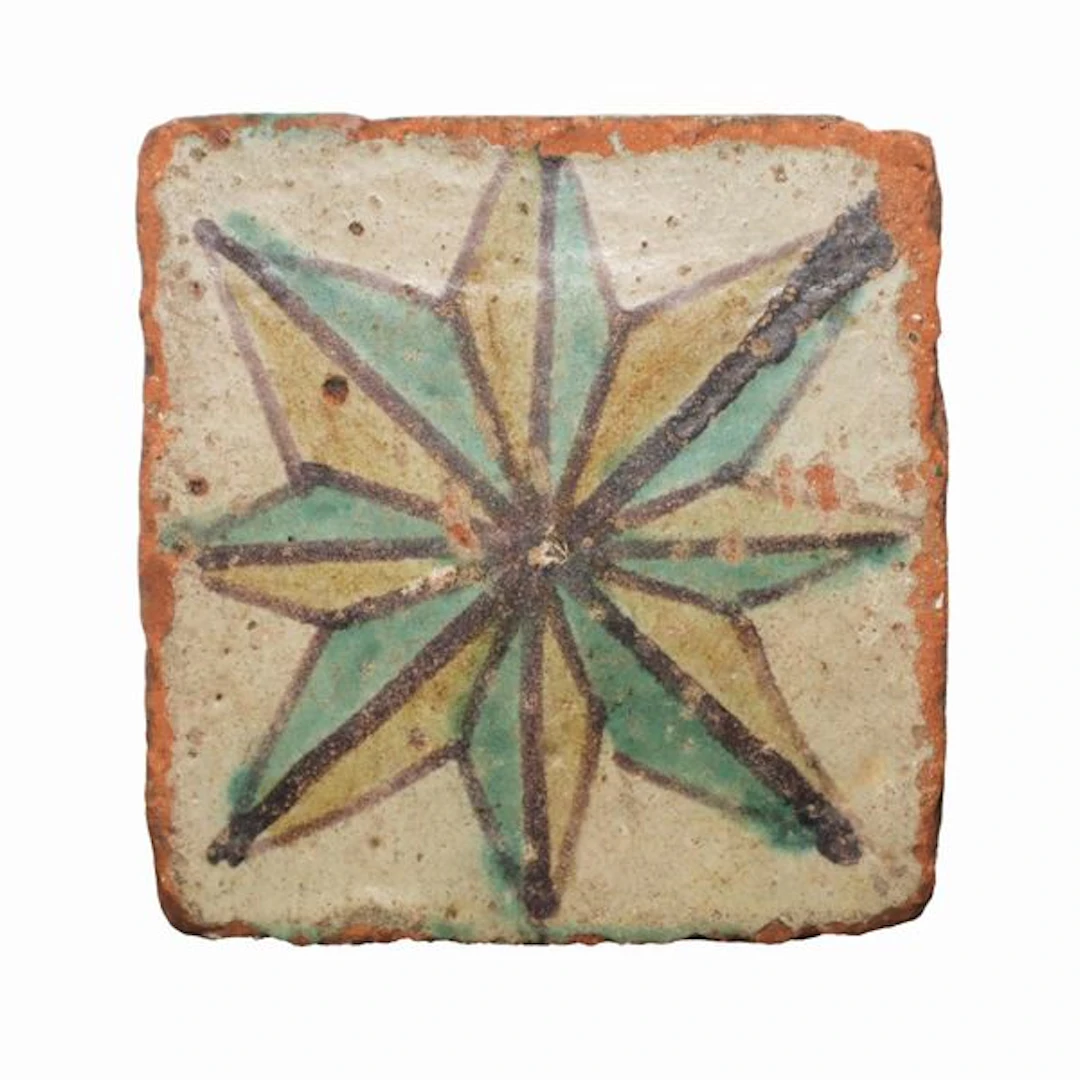Tozzetto in maiolica di Caltagirone raffigurante rosa dei venti, XIX secolo