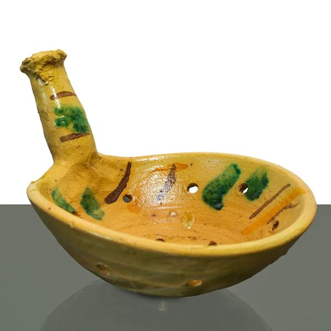 Scolapasta in maiolica di Caltagirone con manico con dettagli policromi
