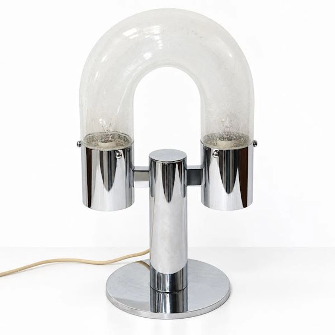 Lampada da tavolo con struttura in acciaio cromato e diffusore cilindrico
