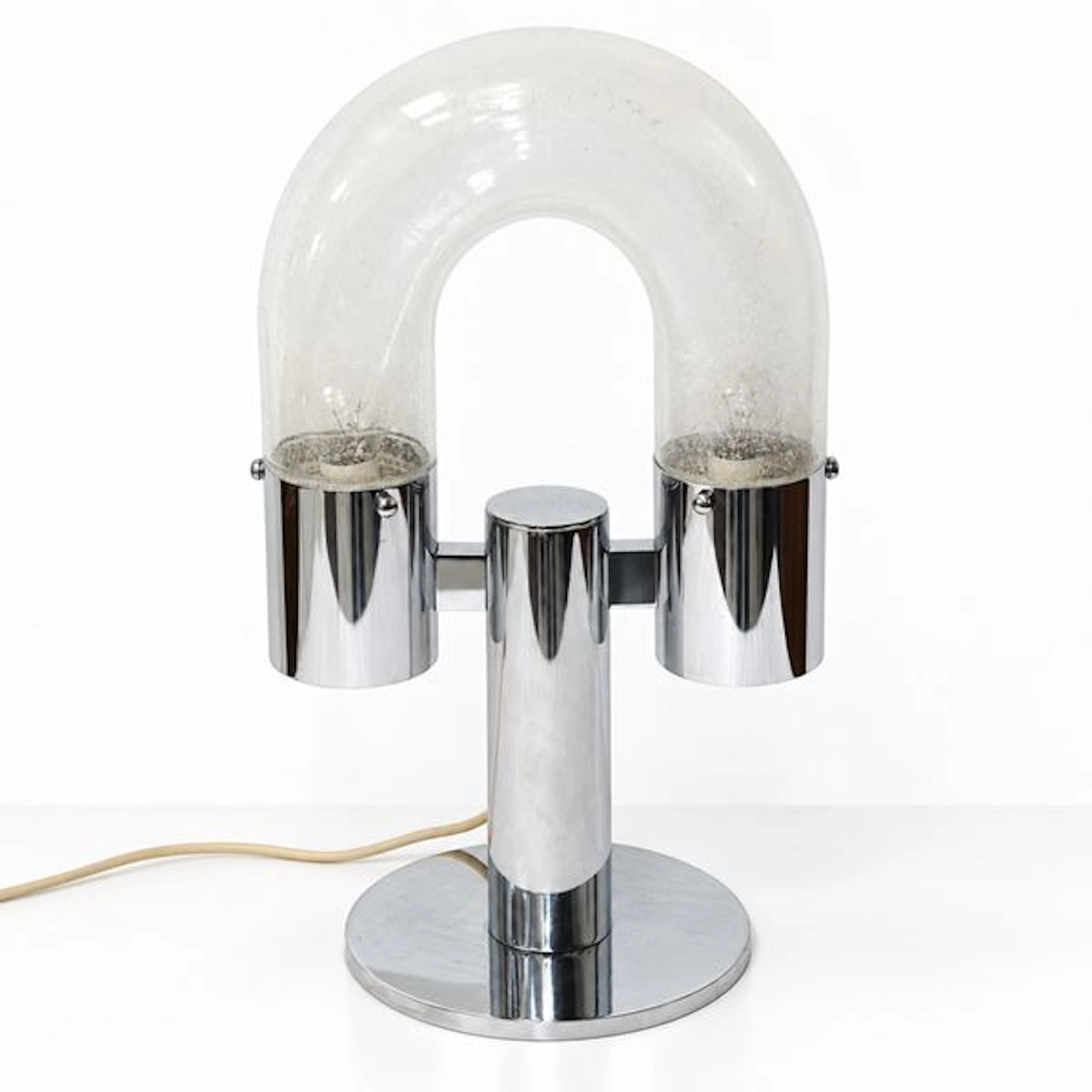 Lampada da tavolo con struttura in acciaio cromato e diffusore cilindrico