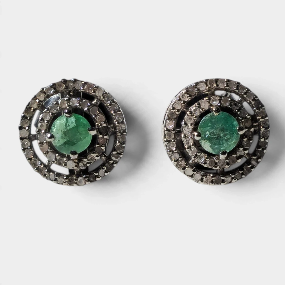 Pendientes en plata con baño de rutenio, esmeraldas y orla de diamantes.