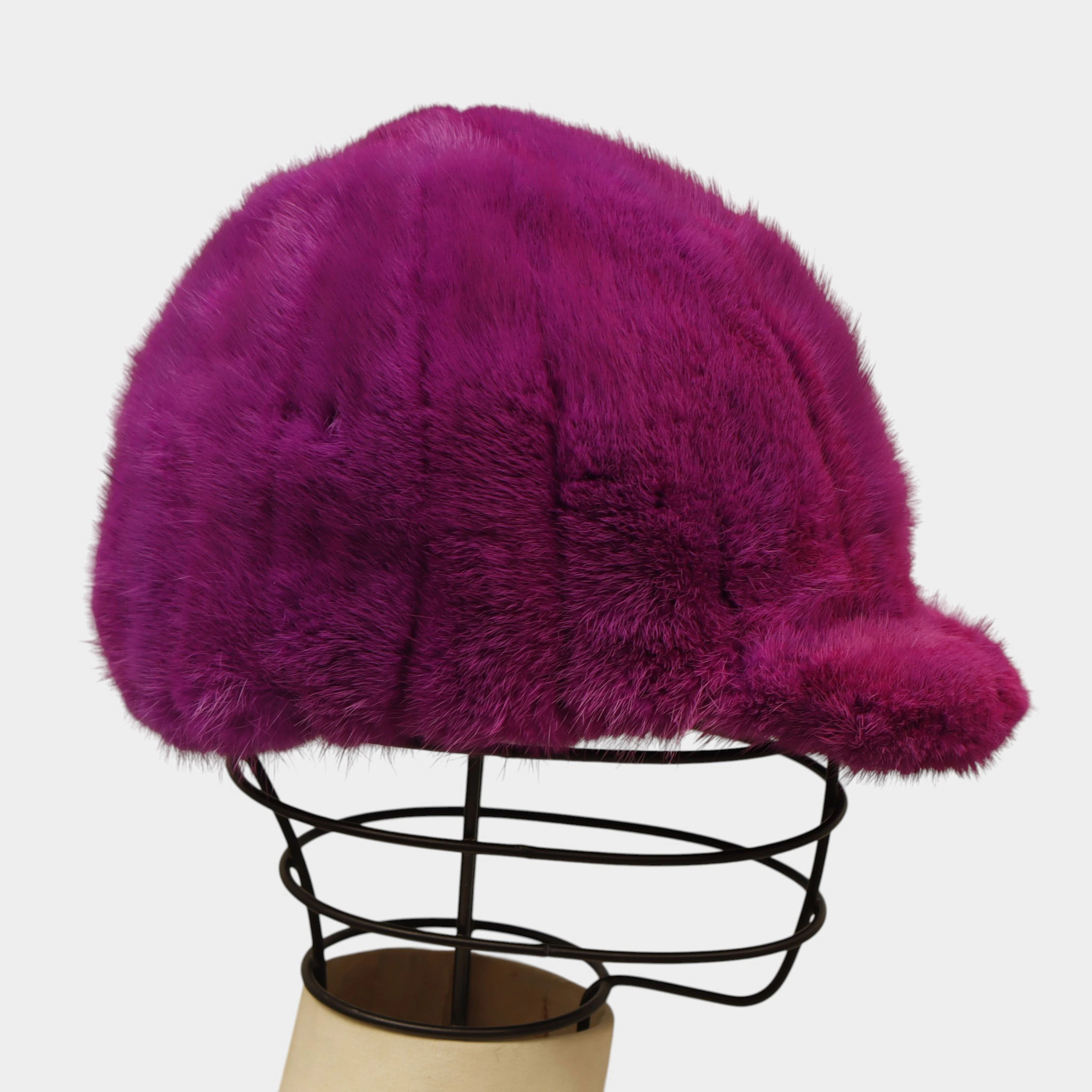 Gorra visera de visón color morado ácido.