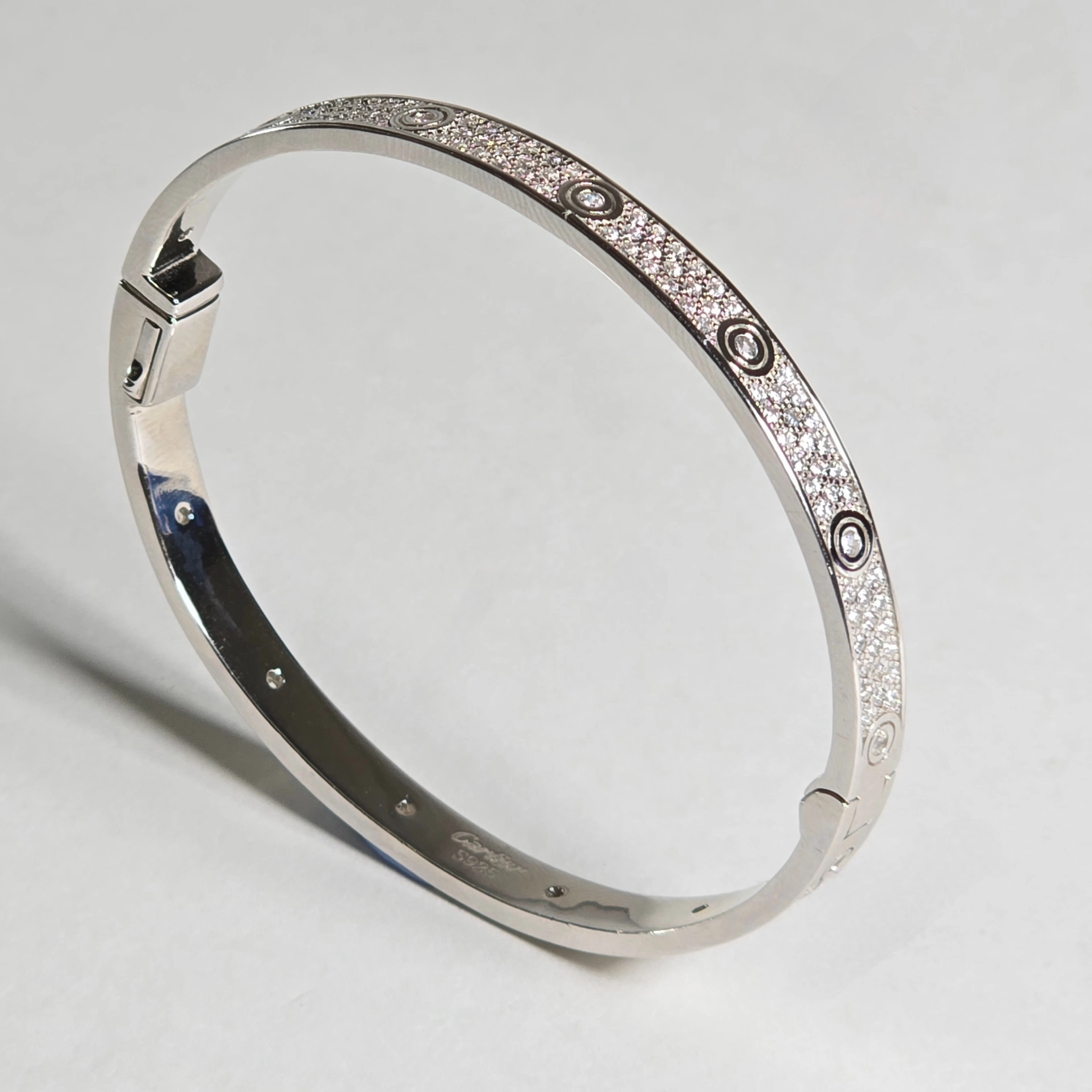 PULSERA LOVE EN PLATA ESTILO CARTIER CON CIRCONITAS.