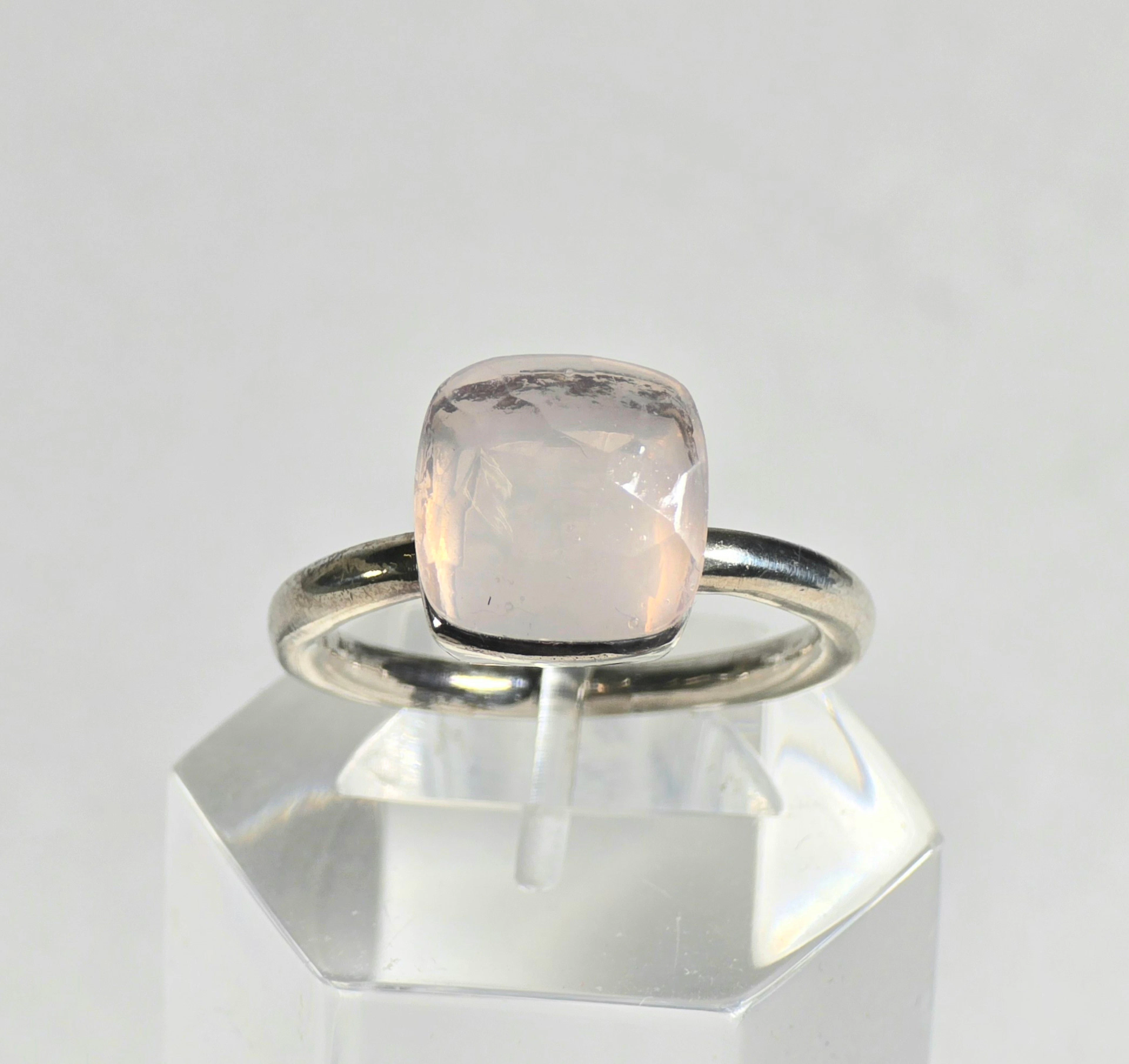 ANILLO EN PLATA CON CUARZO ROSA TIPO CABUJÓN.