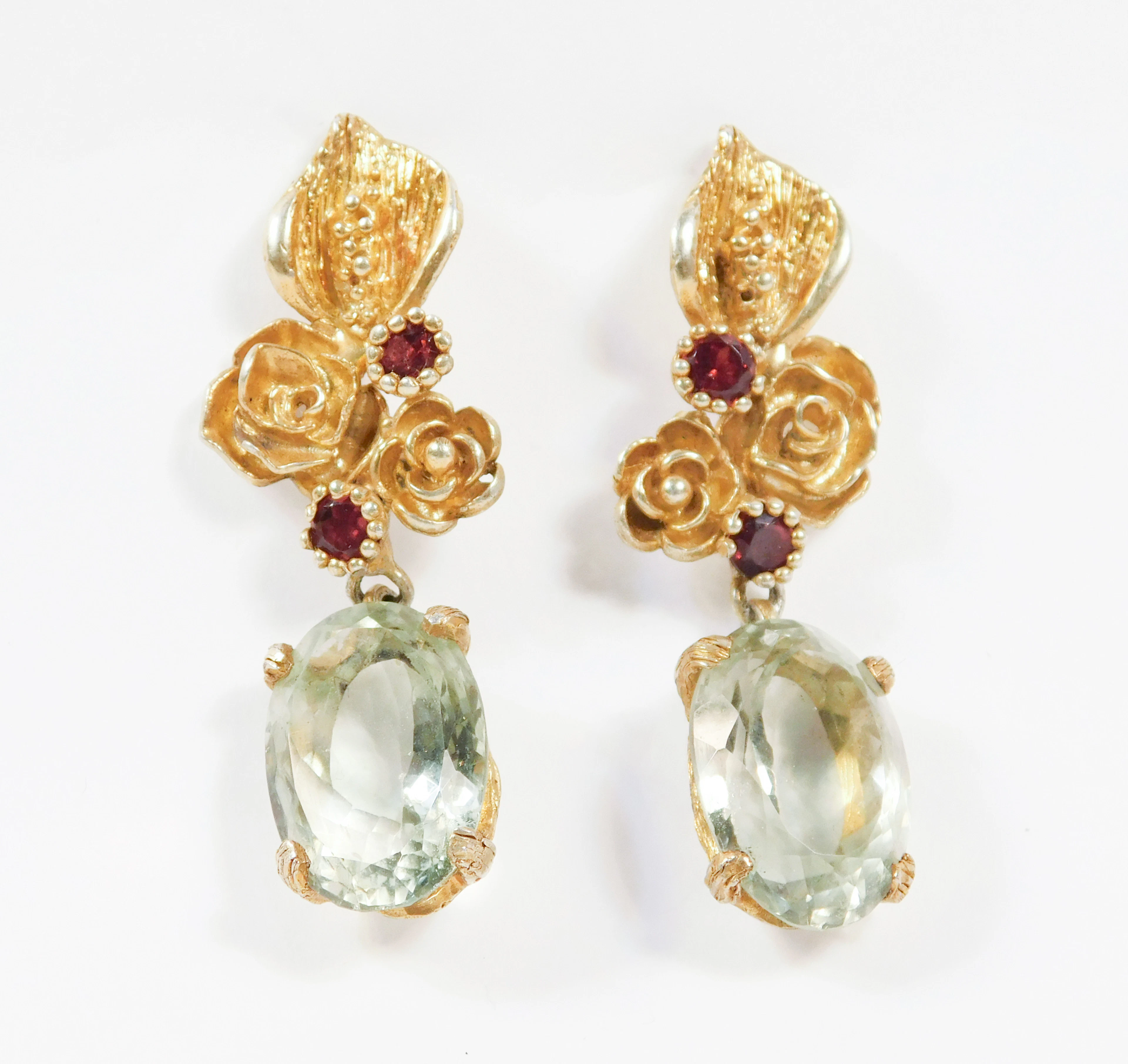 PENDIENTES FLORALES DE AMATISTA VERDE Y RUBÍES CON MONTURA DE PLATA