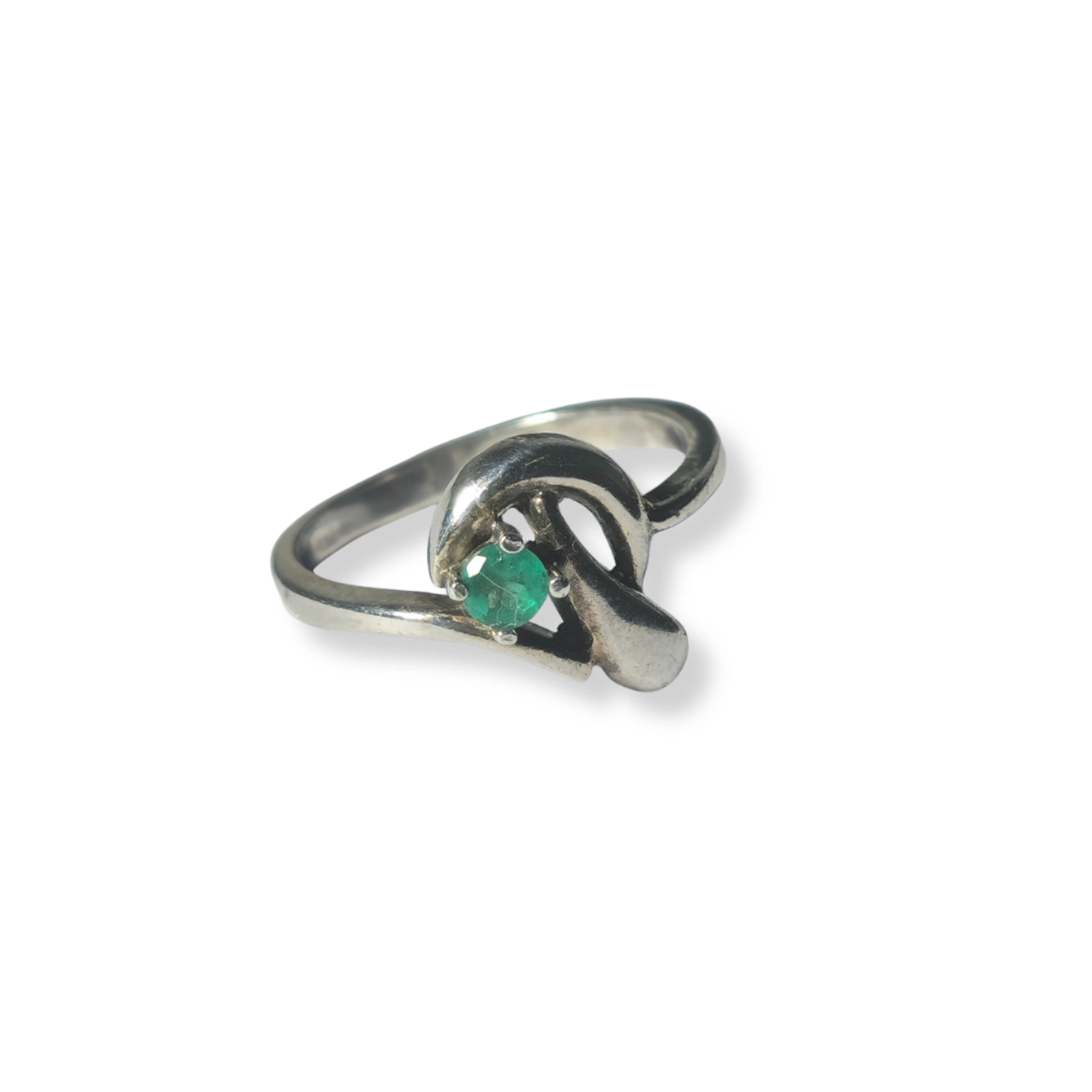 ANILLO EN PLATA CON ESMERALDA.