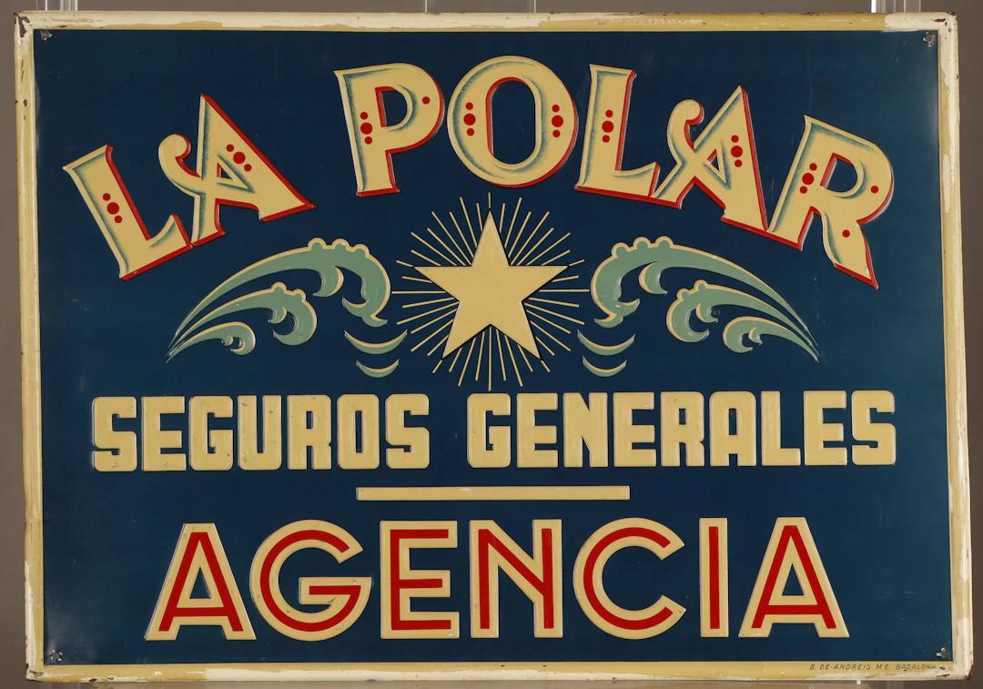 La Polar, placa publicitaria en hojalata estampada y pintada.