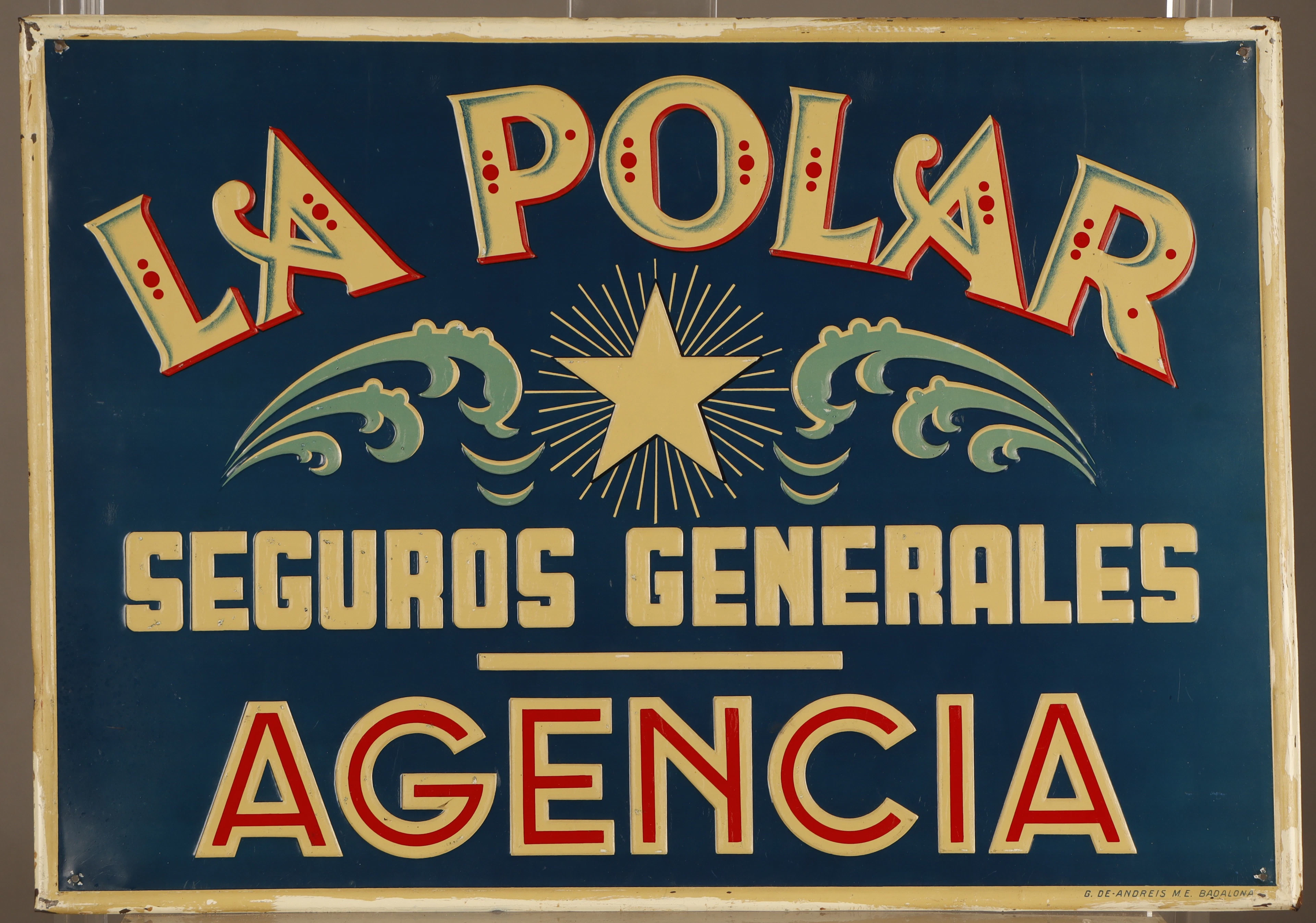 La Polar, placa publicitaria en hojalata estampada y pintada.
