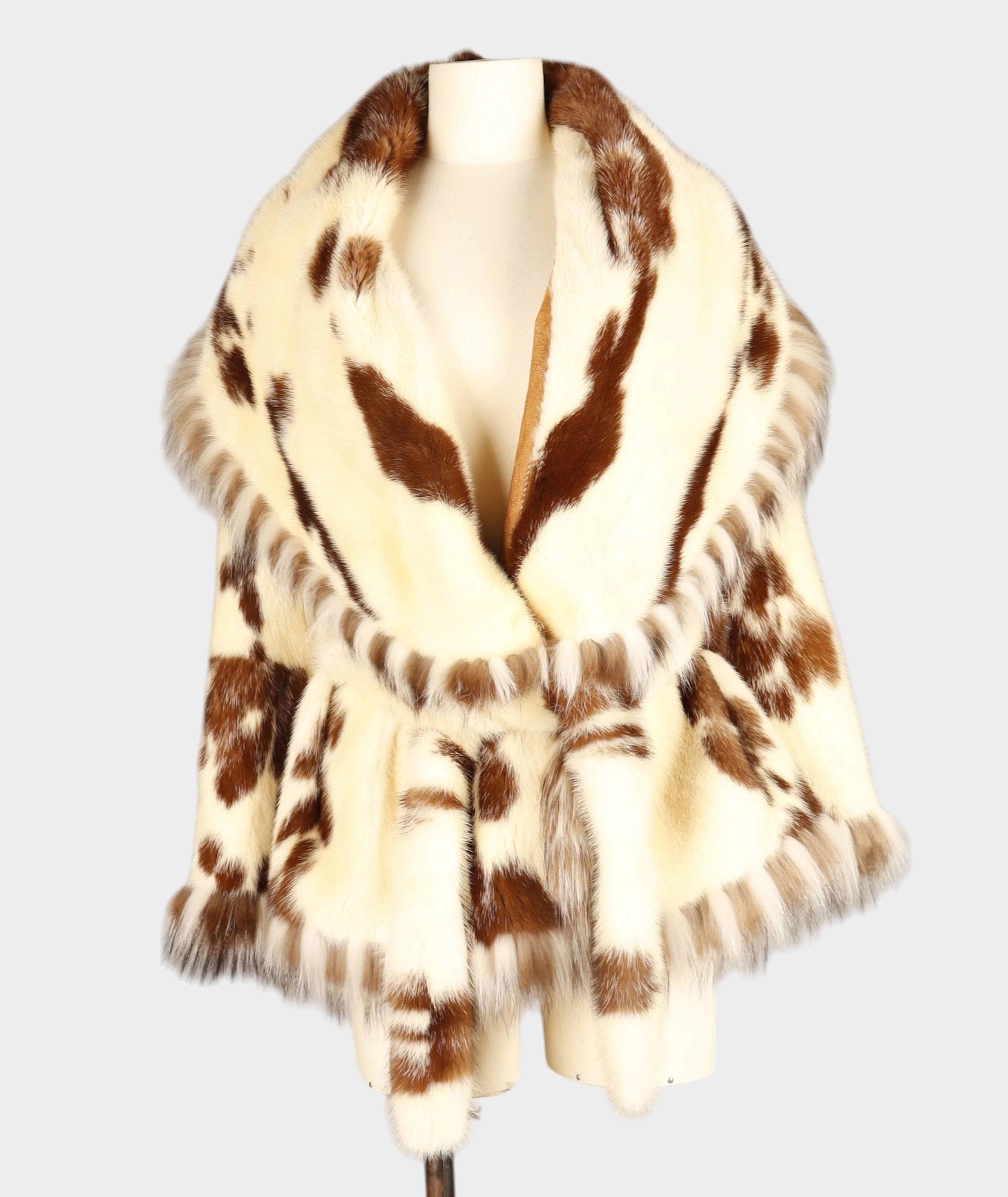 Chaquetón en piel reversible de tipo cowhide-effect mink.