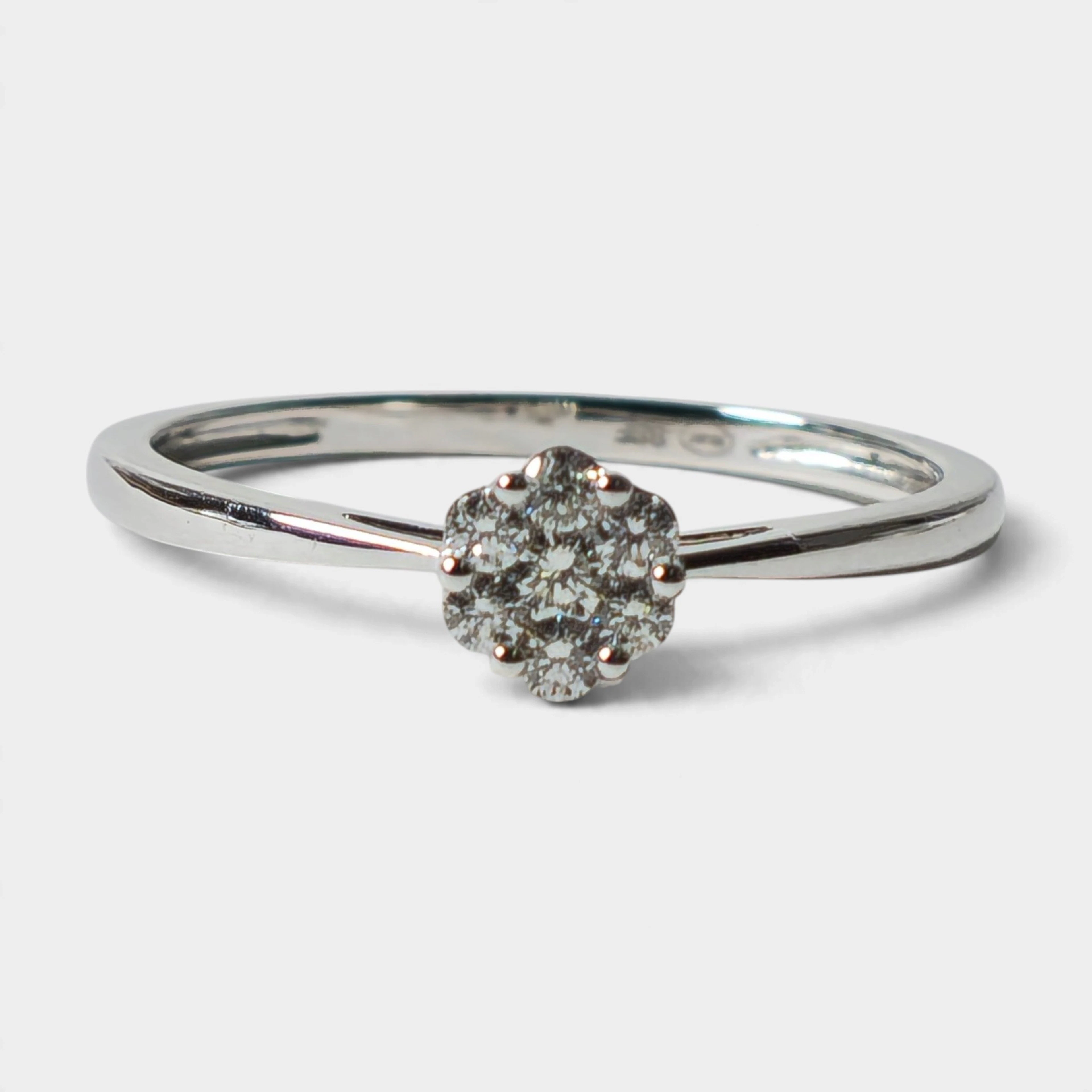 Anillo rosetón en oro blanco 18K y diamantes.