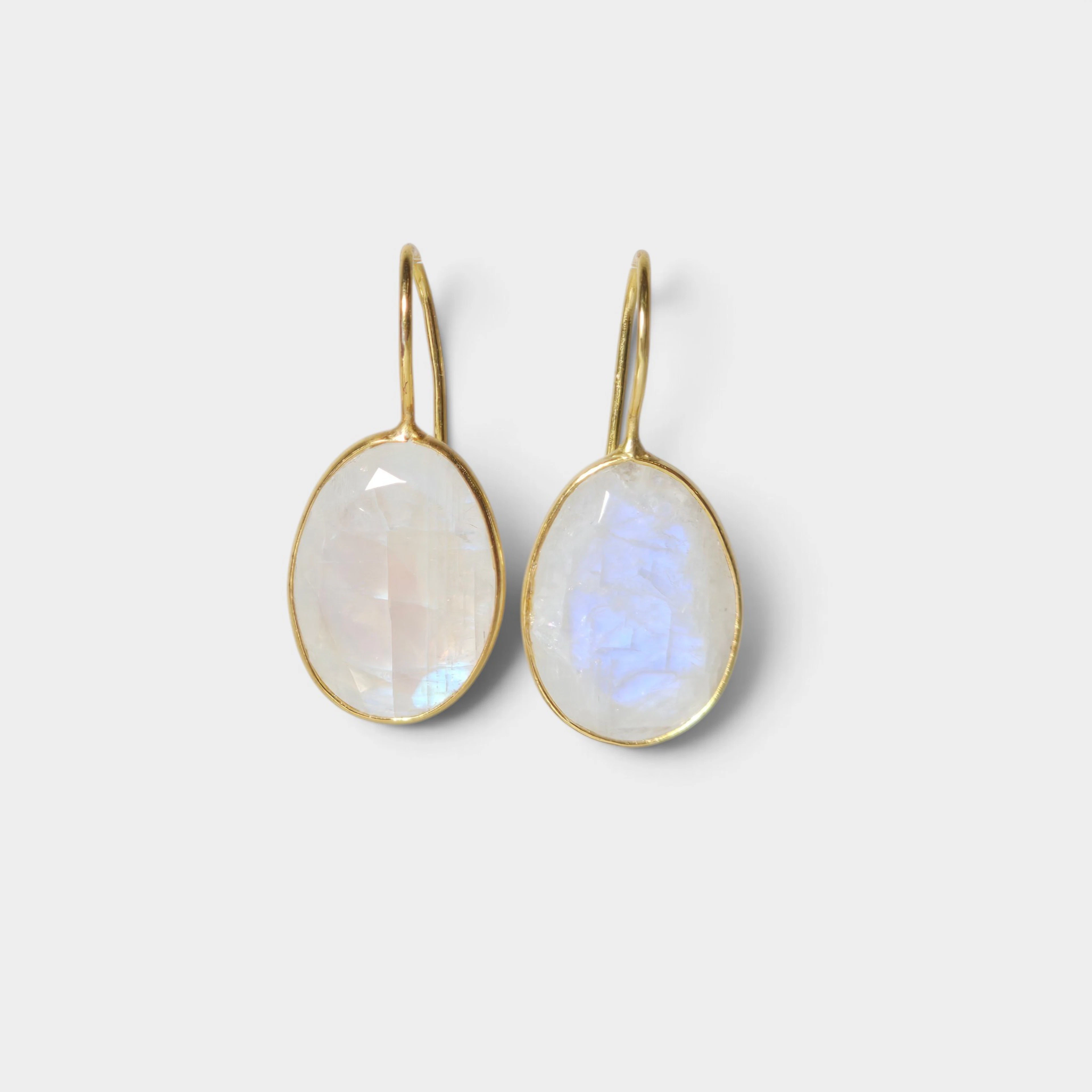 Pendientes en plata con baño de oro con piedra luna.