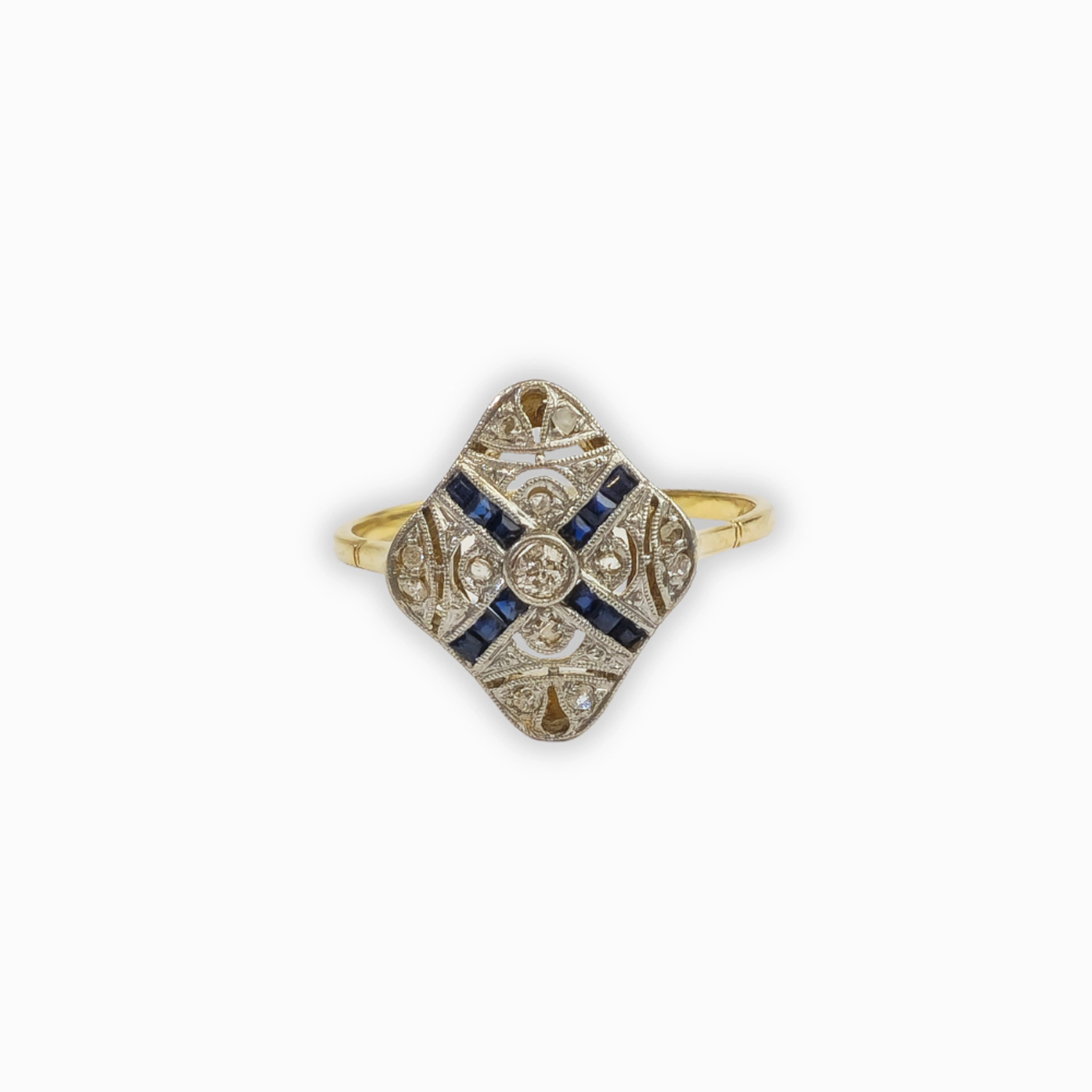 Anillo en oro y platino. Diseño calado alternado diamantes y zafiros. Art Déco.