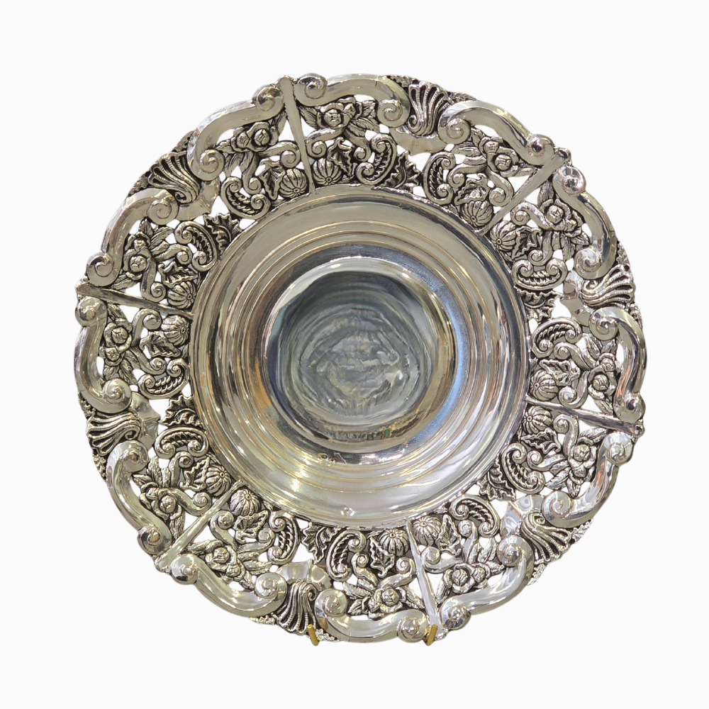 Centro de mesa en plata española punzonada. Ala calada con rocallas