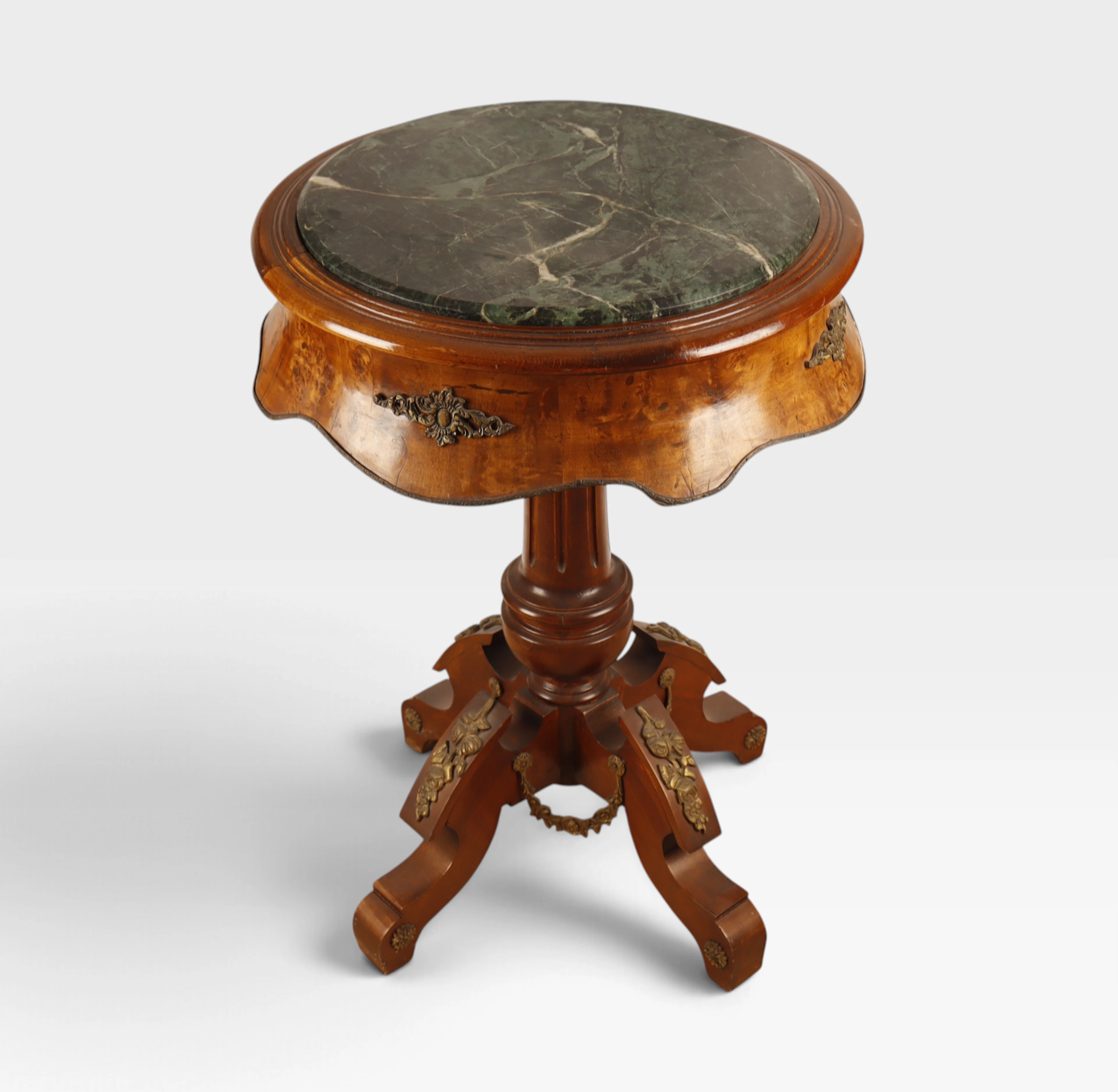 Velador de estilo historicista en madera teñida y raiz de nogal con