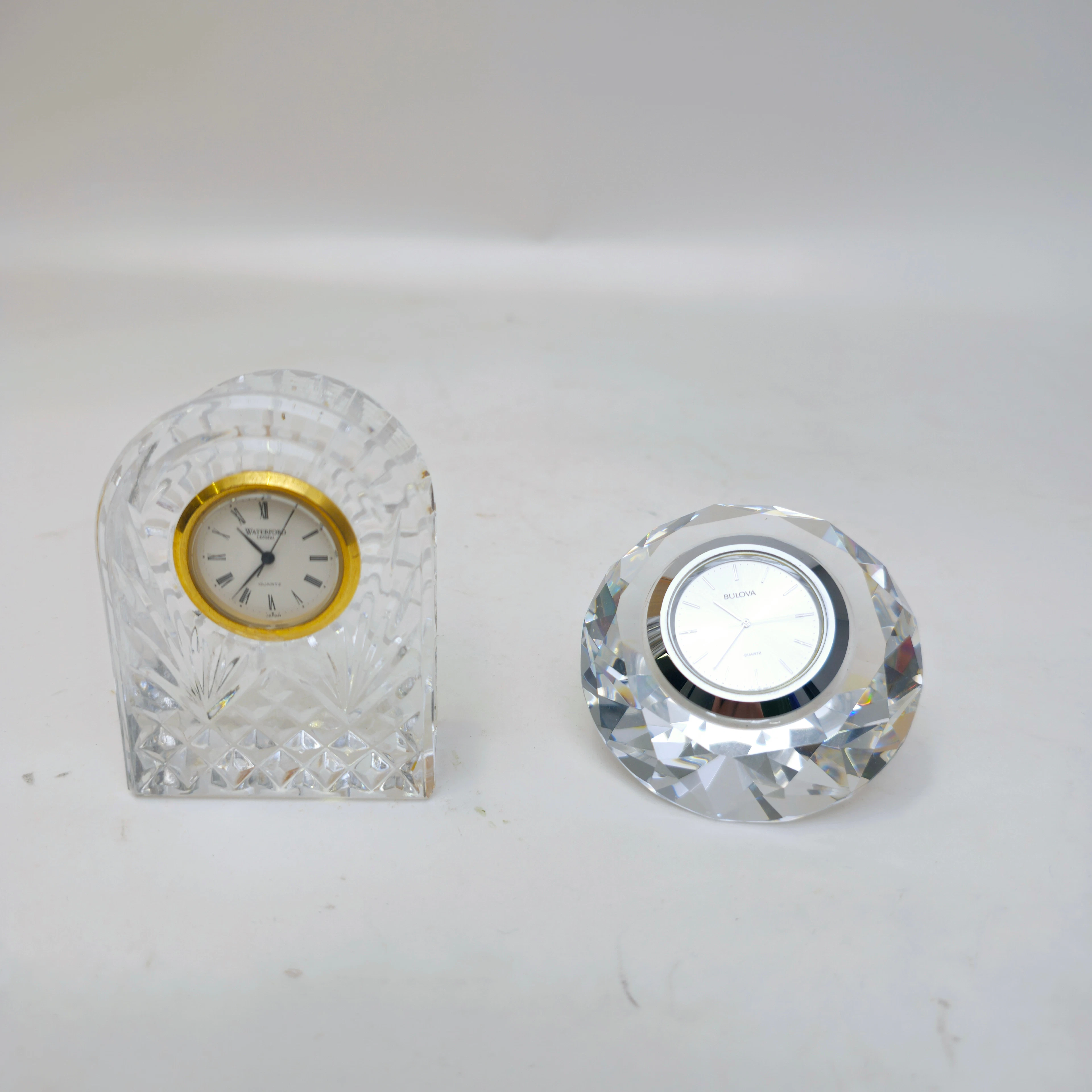 PAR DE RELOJES DE CRISTAL DE ROCA BULOVA WATERFORD.