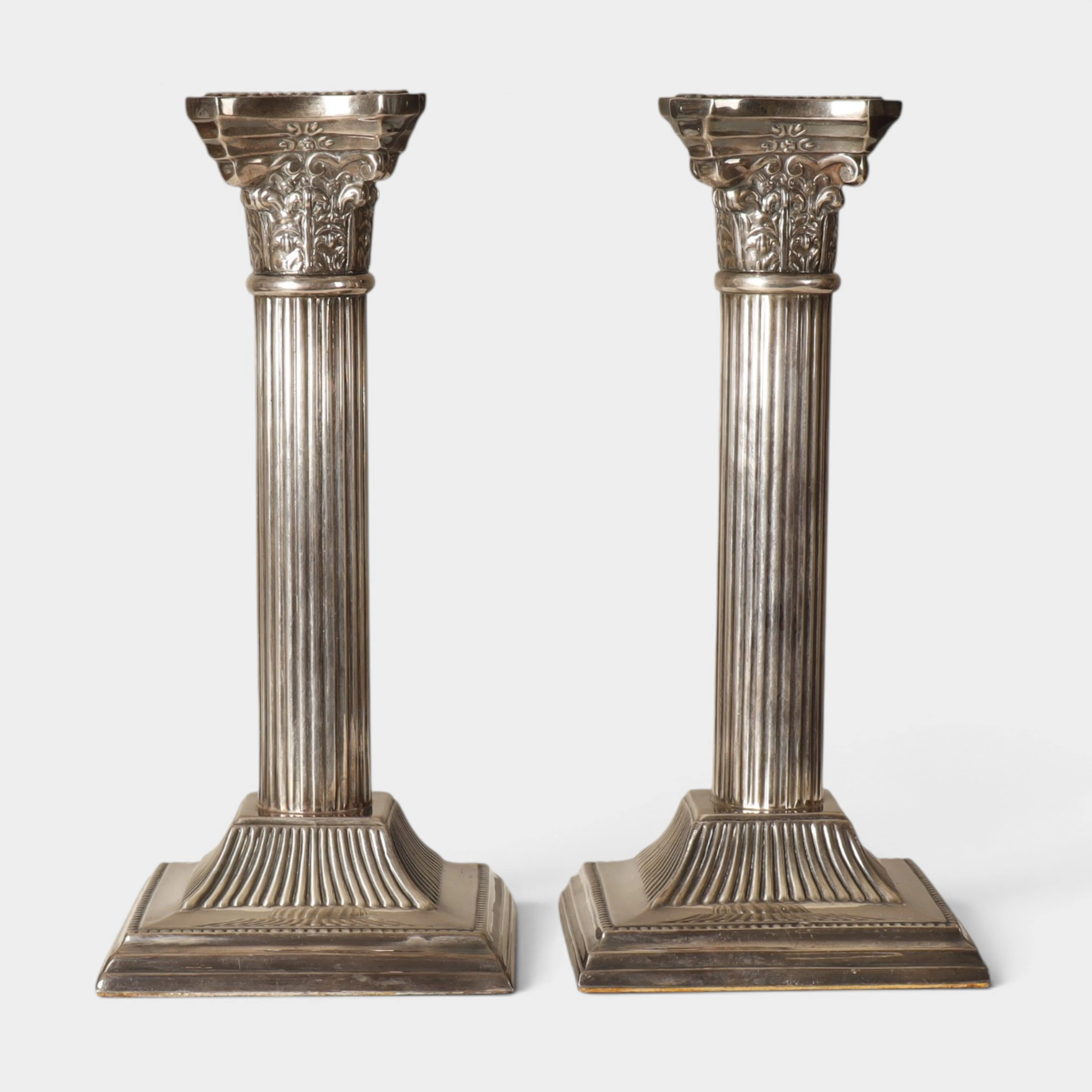 Par de candeleros en forma de columna corintia en plata 925.