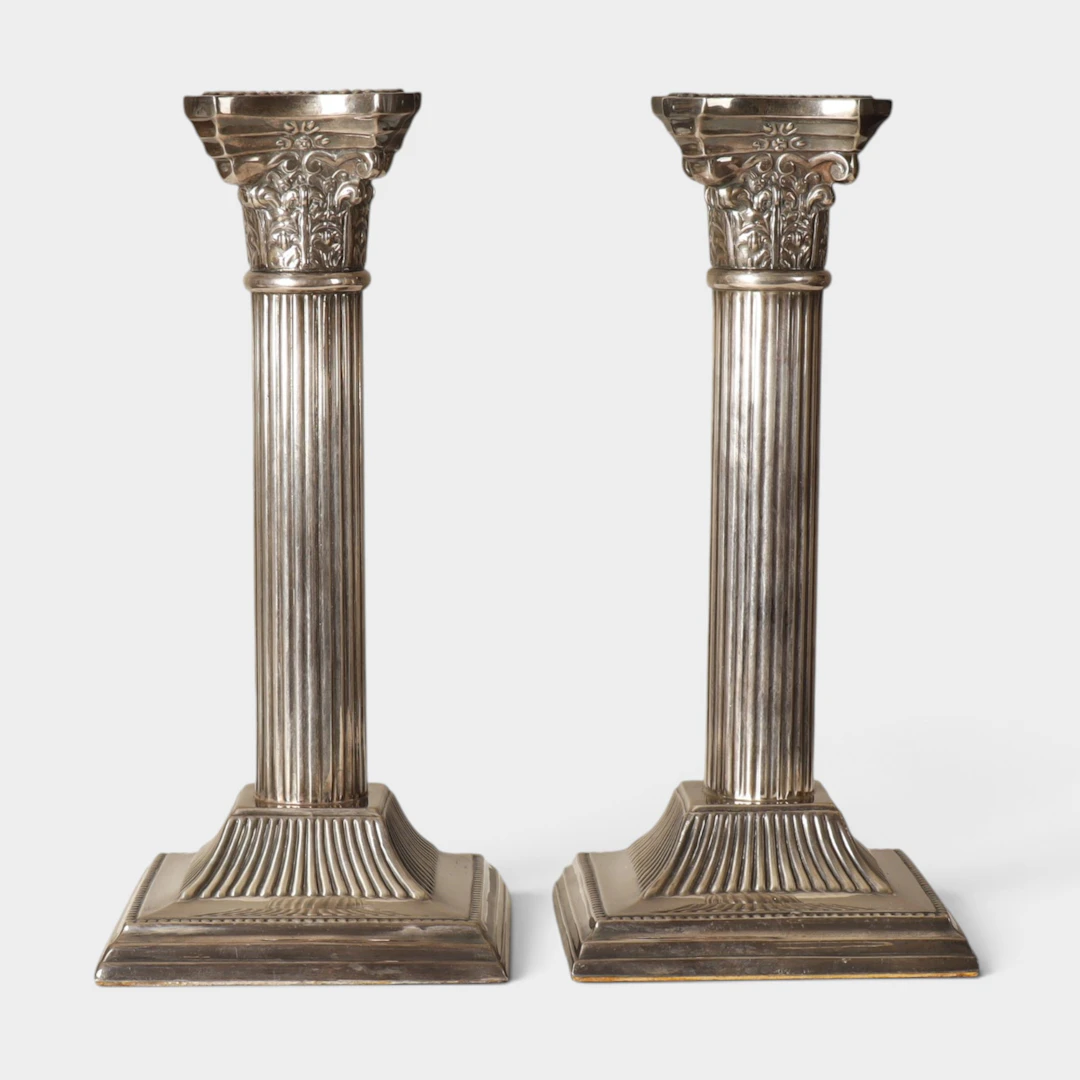 Par de candeleros en forma de columna corintia en plata 925.