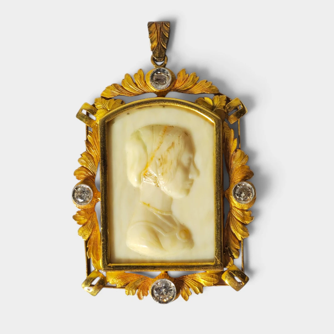Colgante Art Déco en oro de 18 K con diamantes.