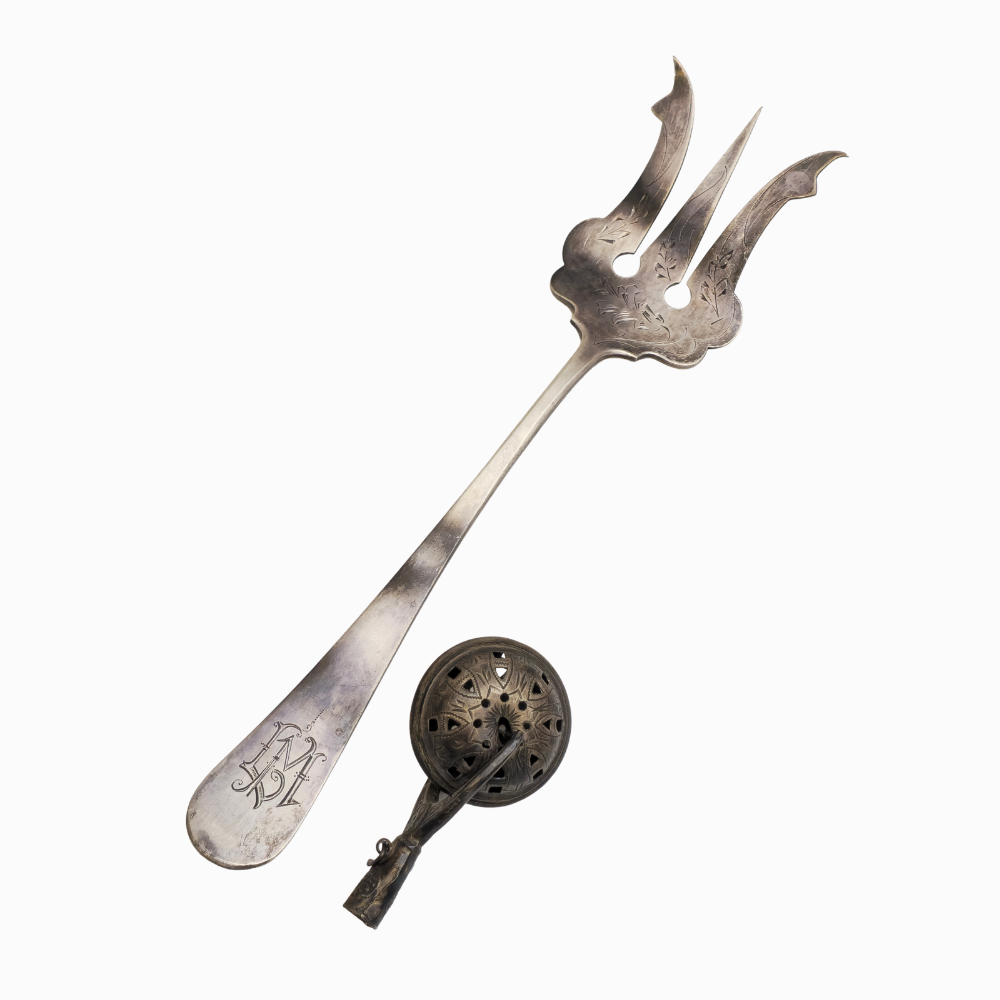 Cubierto servidor y sonajero en plata.