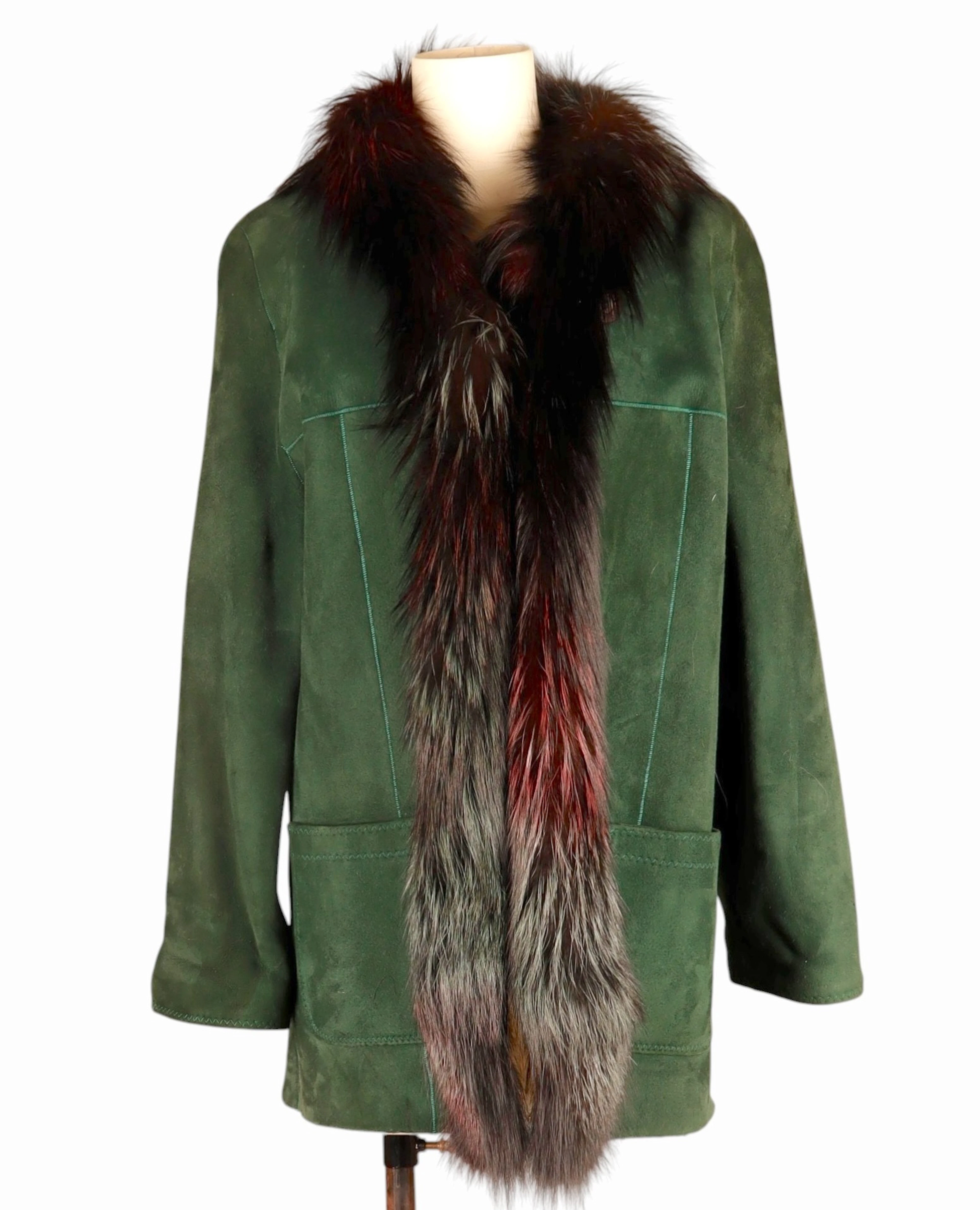 Chaquetón de ante verde con interior de mutón y cuello de fox.