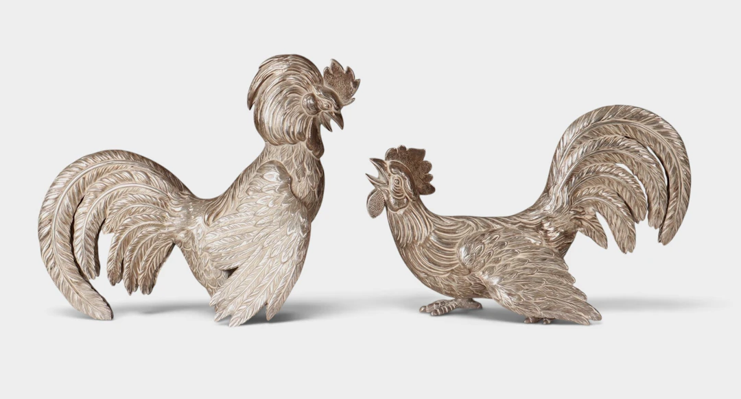 Pareja de gallos en plata española punzonada.
