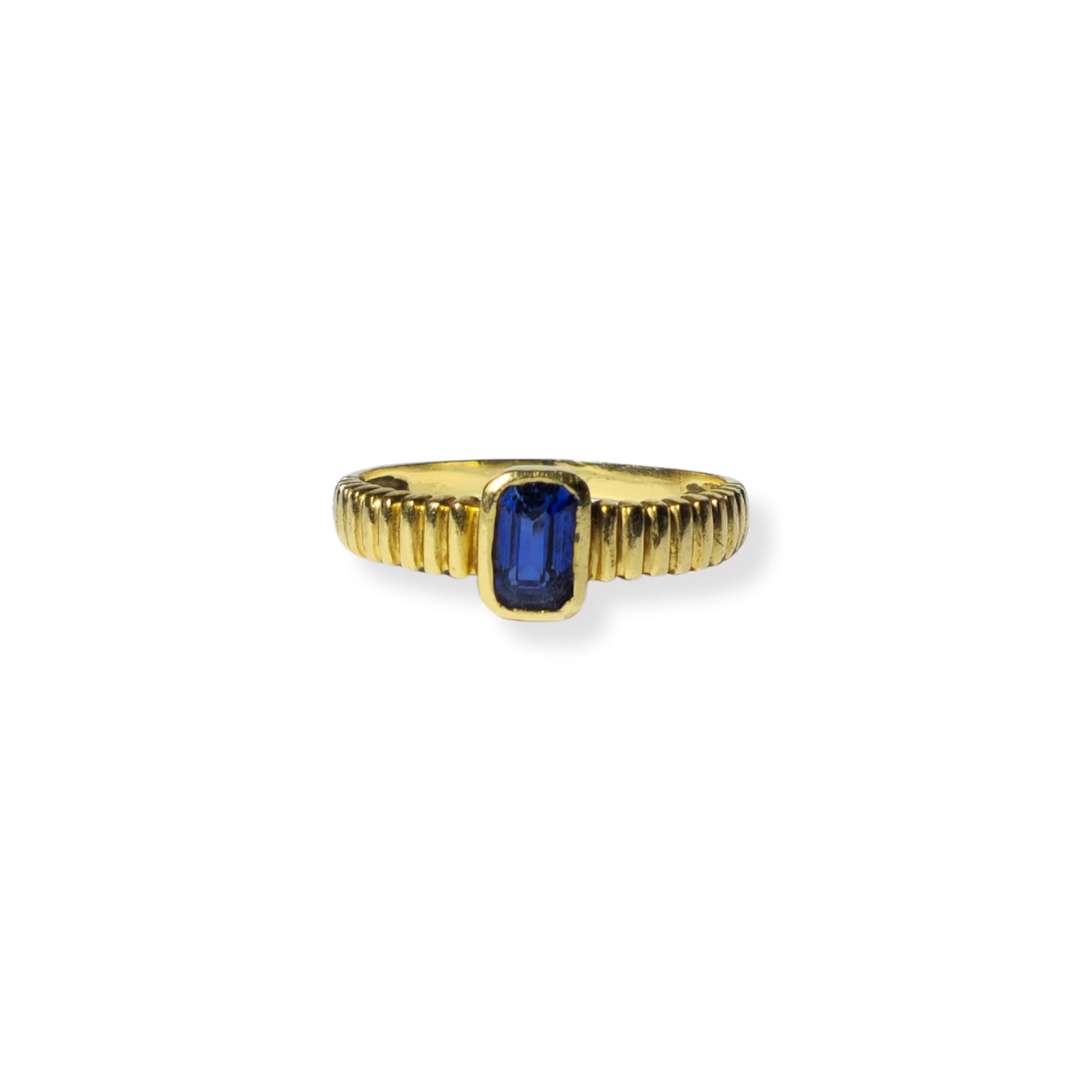 ANILLO EN ORO AMARILLO DE 18 QUILATES Y ZAFIRO TALLA ESMERALDA.