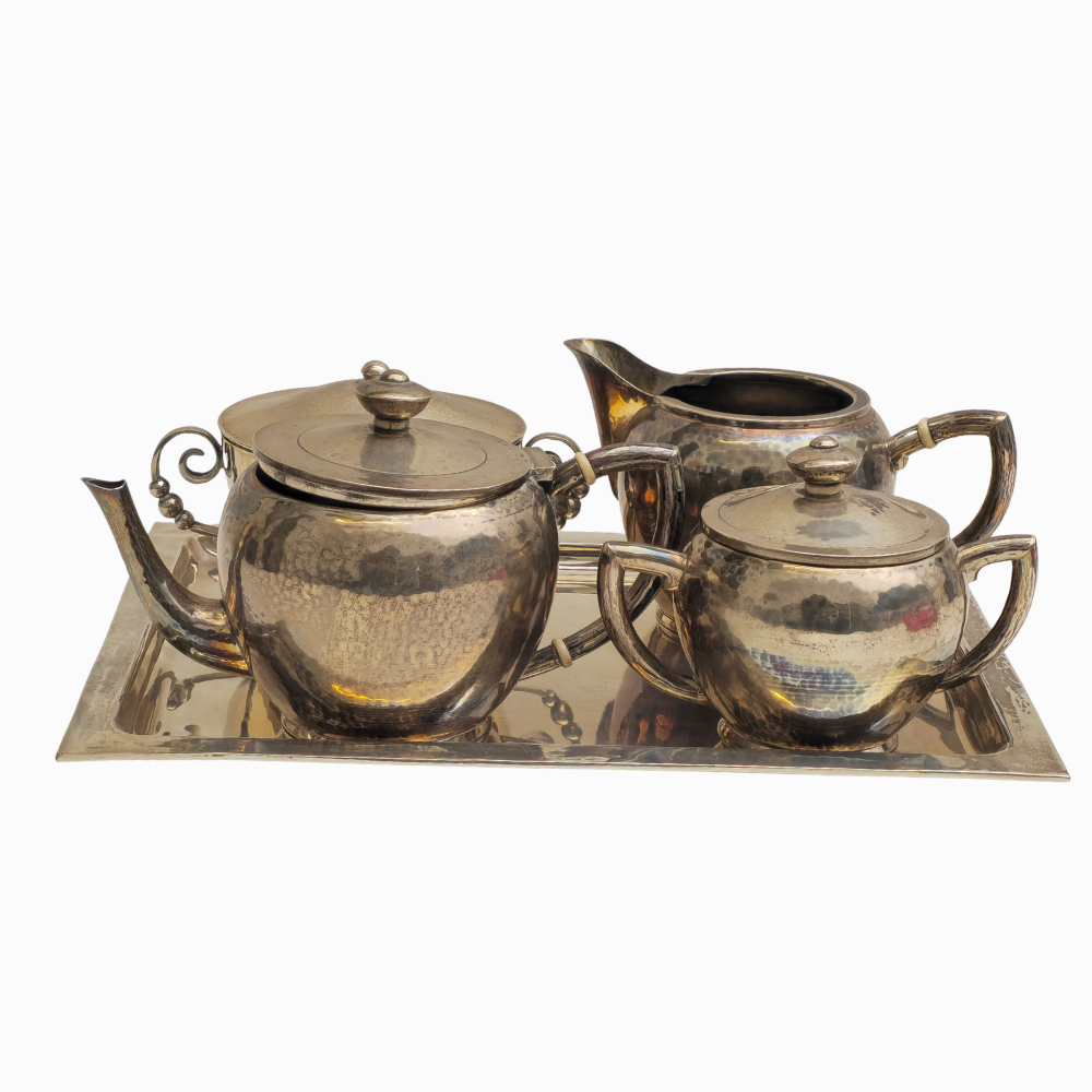Juego de café en té en plata martelé punzonada.