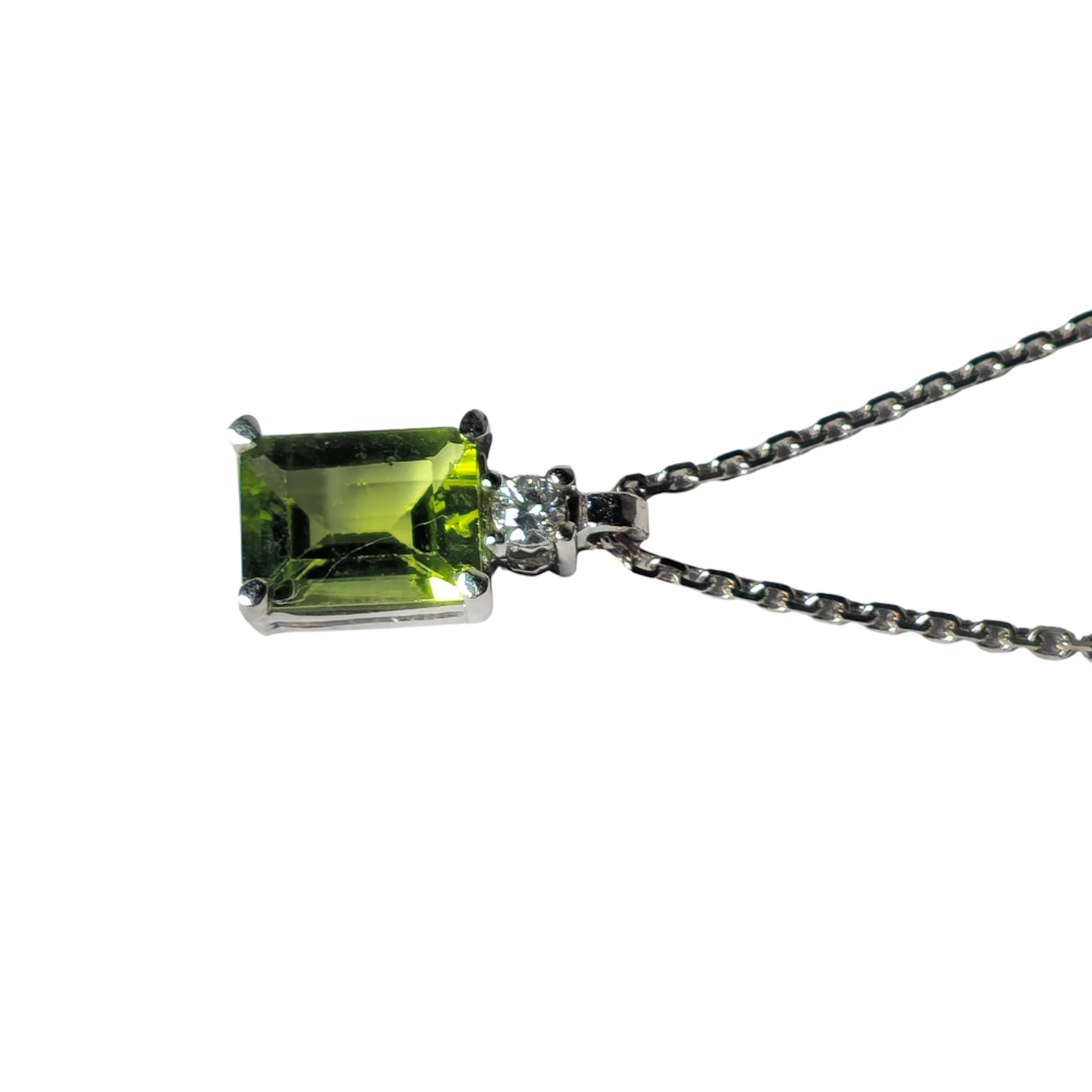 Cadena y colgante en plata, olivina y diamante.