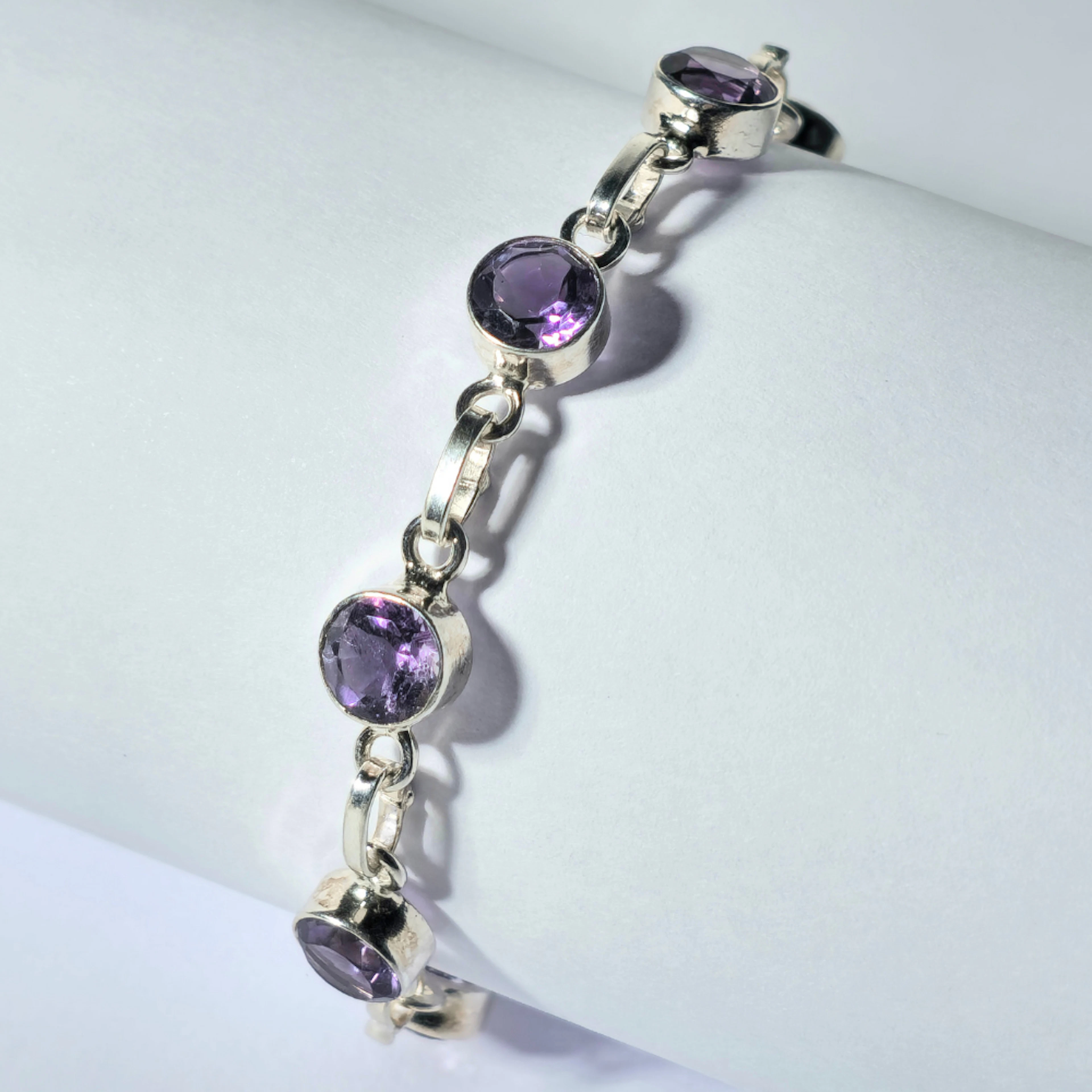 PULSERA EN PLATA Y AMATISTAS NATURALES.