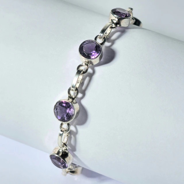 PULSERA EN PLATA Y AMATISTAS NATURALES.