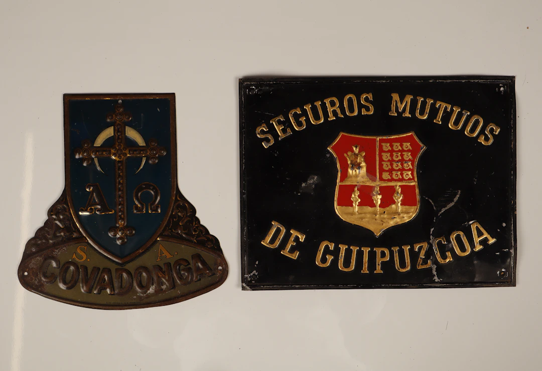 Covadonga y Seguros Mutuos de Guipúzcoa, 2 placas publicitarias en