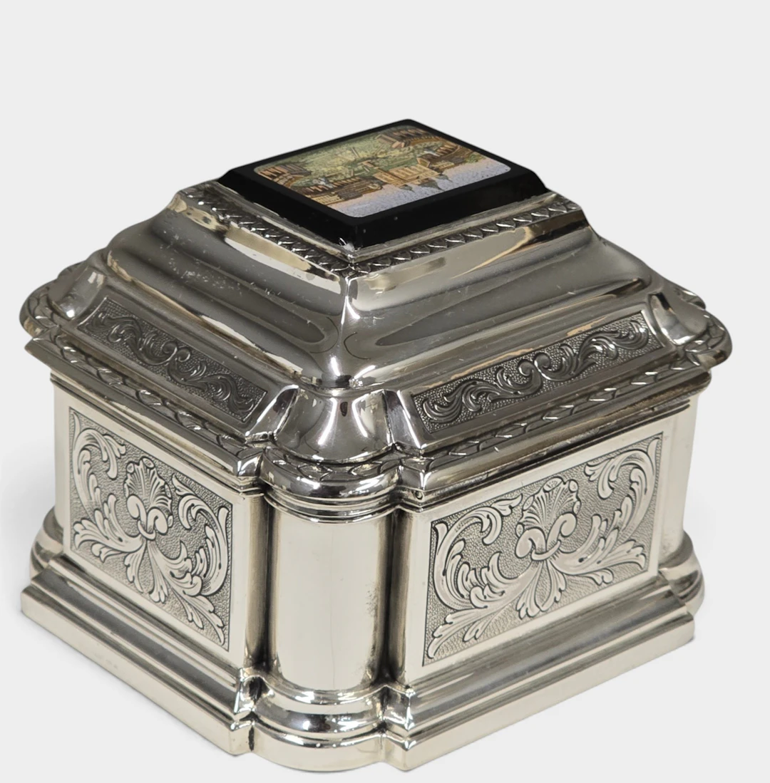 Caja en plata y vermeil con micromosaico de tipo "Grand Tour", de
