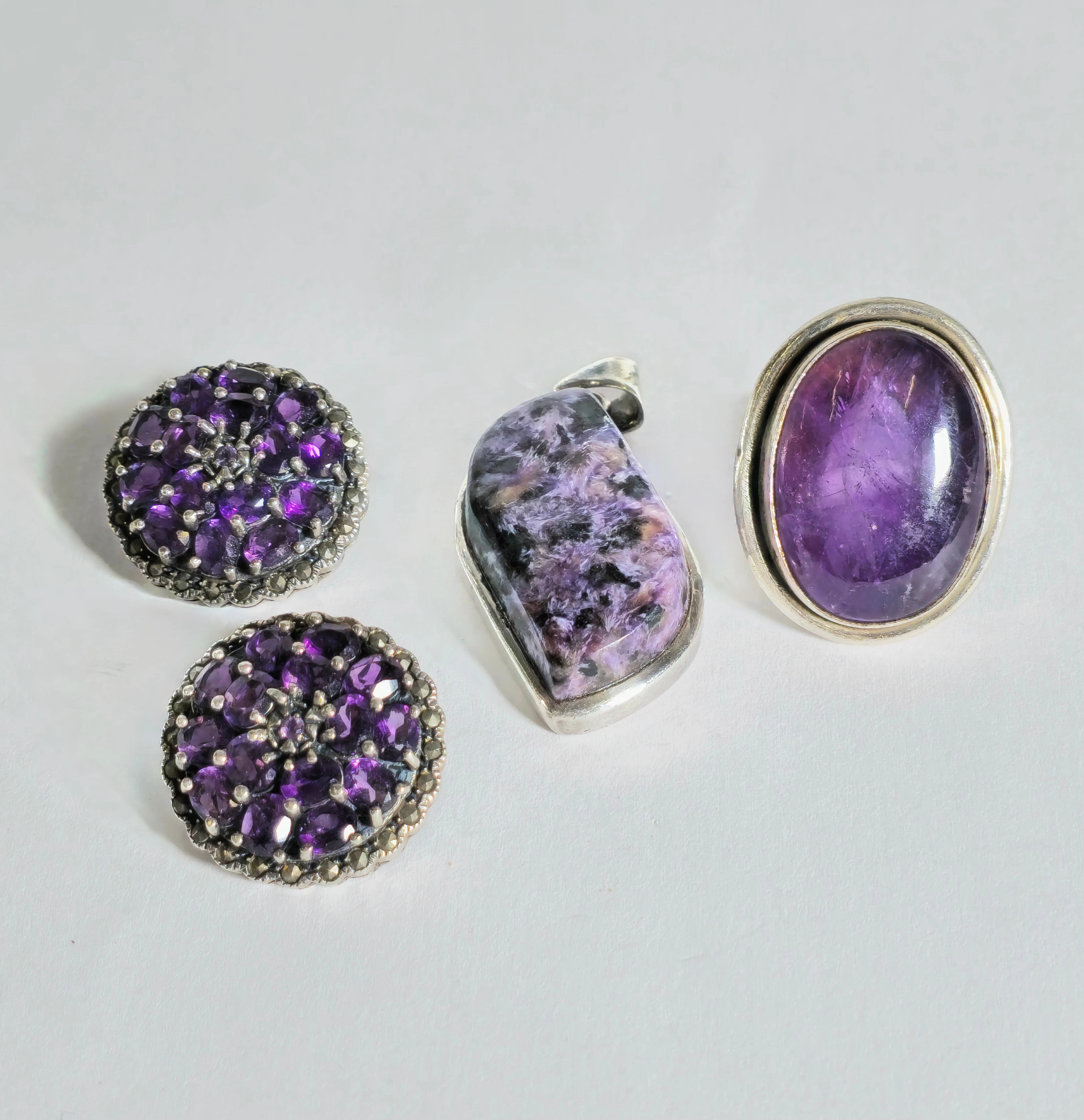 ANILLO, COLGANTE Y PENDIENTES EN PLATA Y AMATISTA . AÑOS 80.