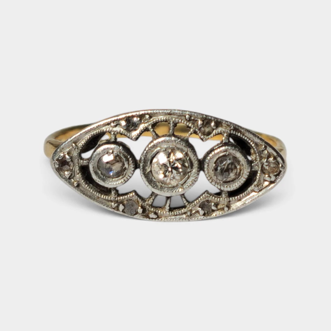 Sortija tresillo en oro, platino y diamantes.