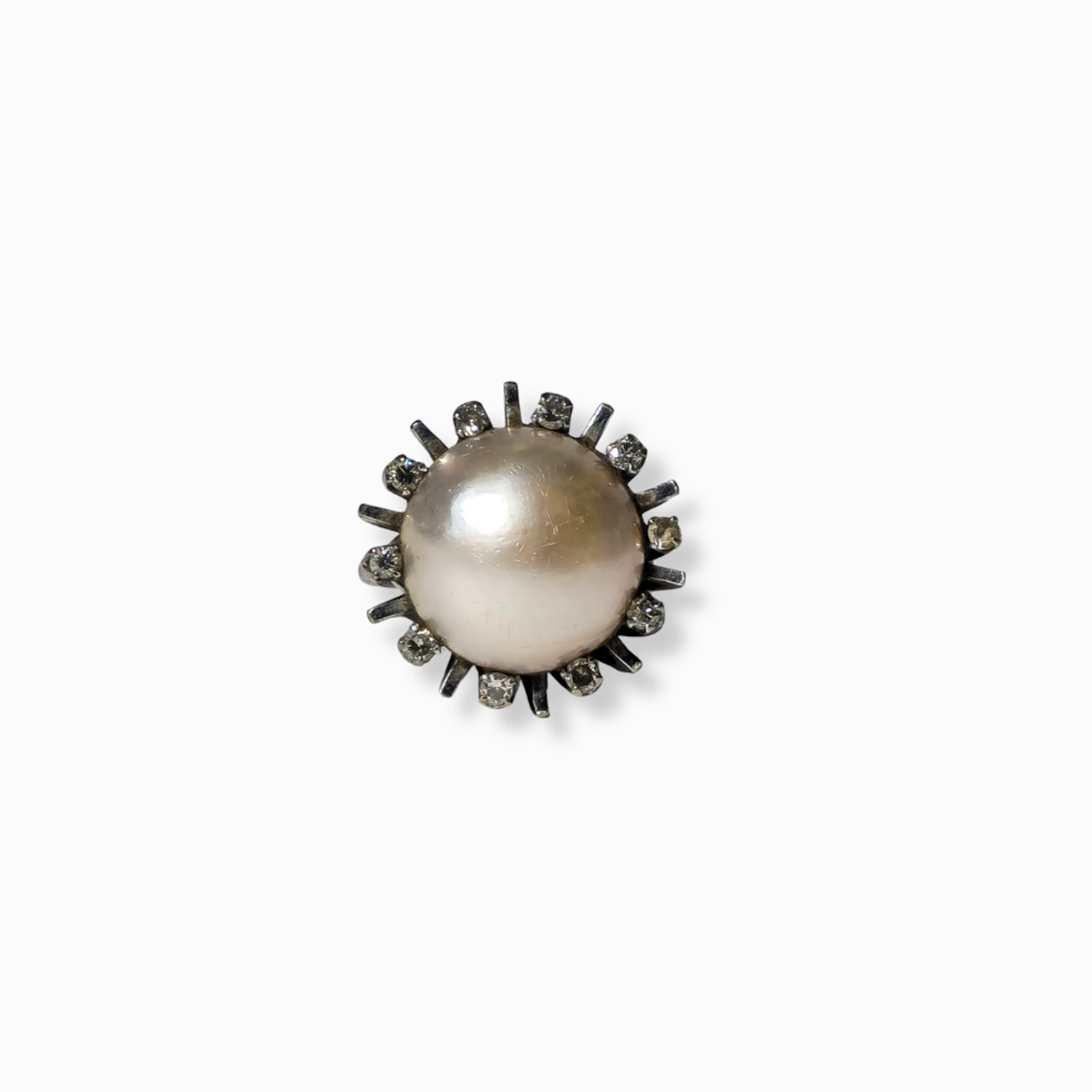 ANILLO CON PERLA NABE EN ORO DE 18K Y PEQUEÑOS DIAMANTES.