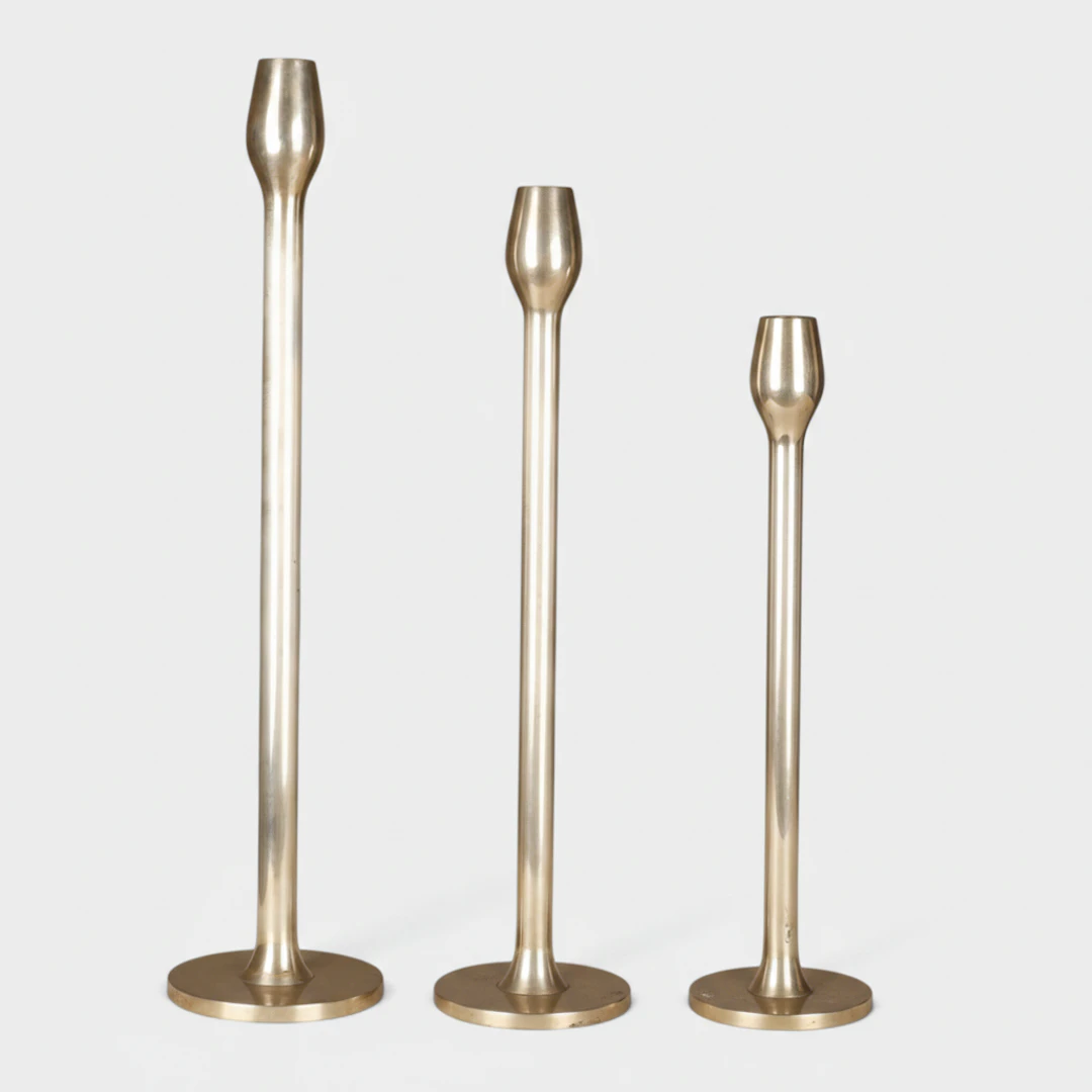 Tres candelabros art déco en plata punzonada.